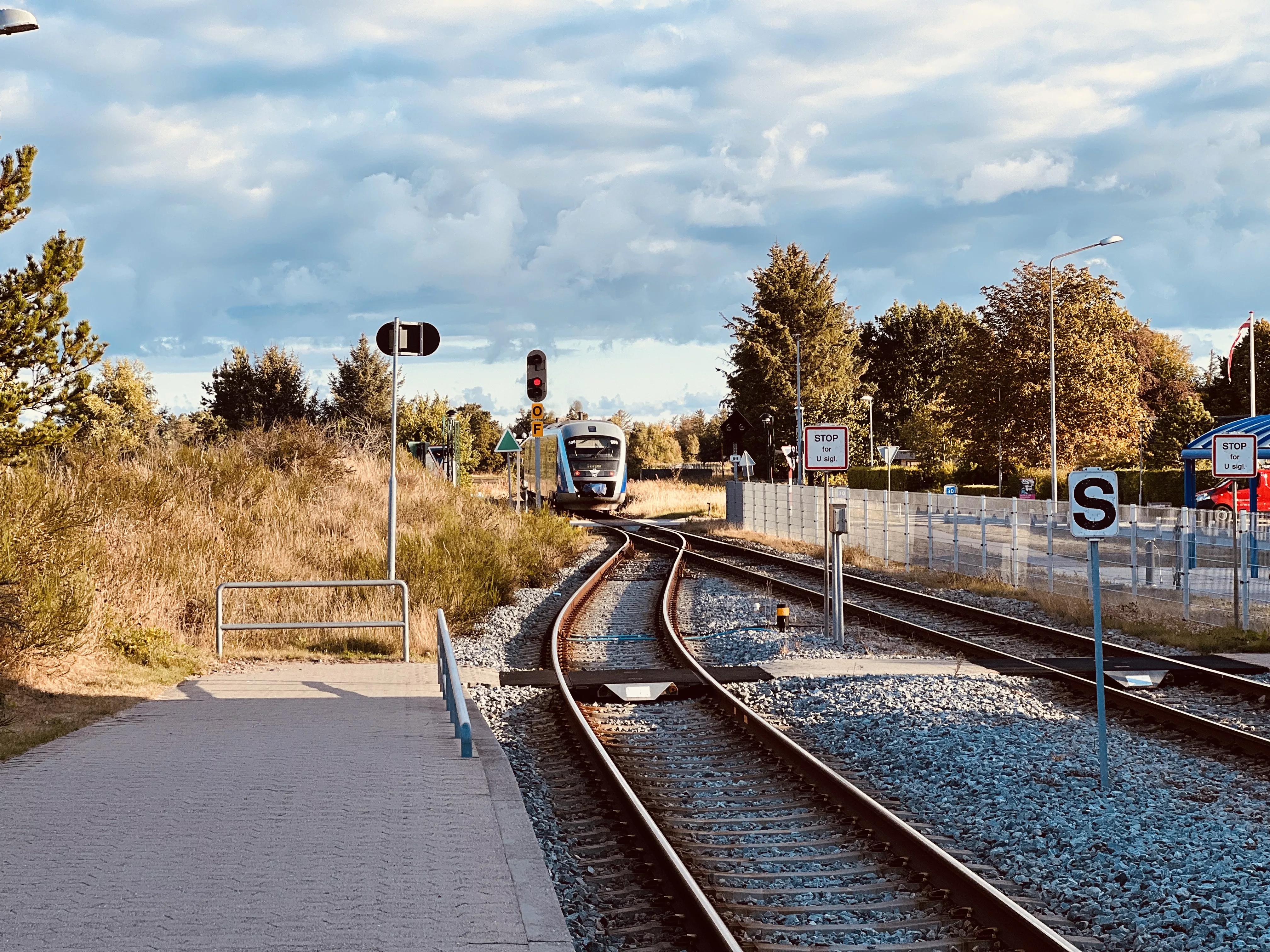 Billede af tog ud for Ålbæk Station. Billede af tog ud for Ålbæk Station.