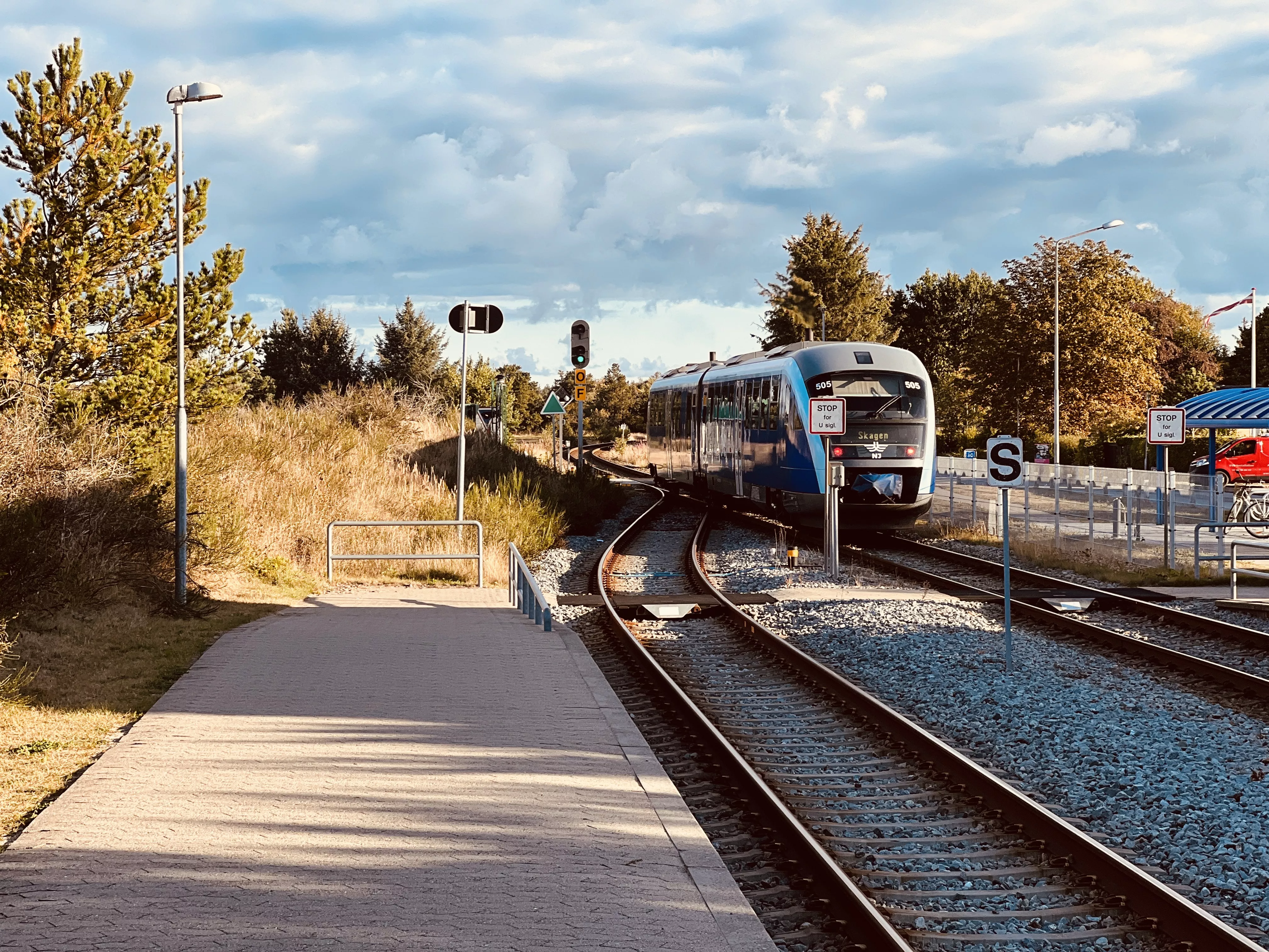 Billede af tog ud for Ålbæk Station. Billede af tog ud for Ålbæk Station.