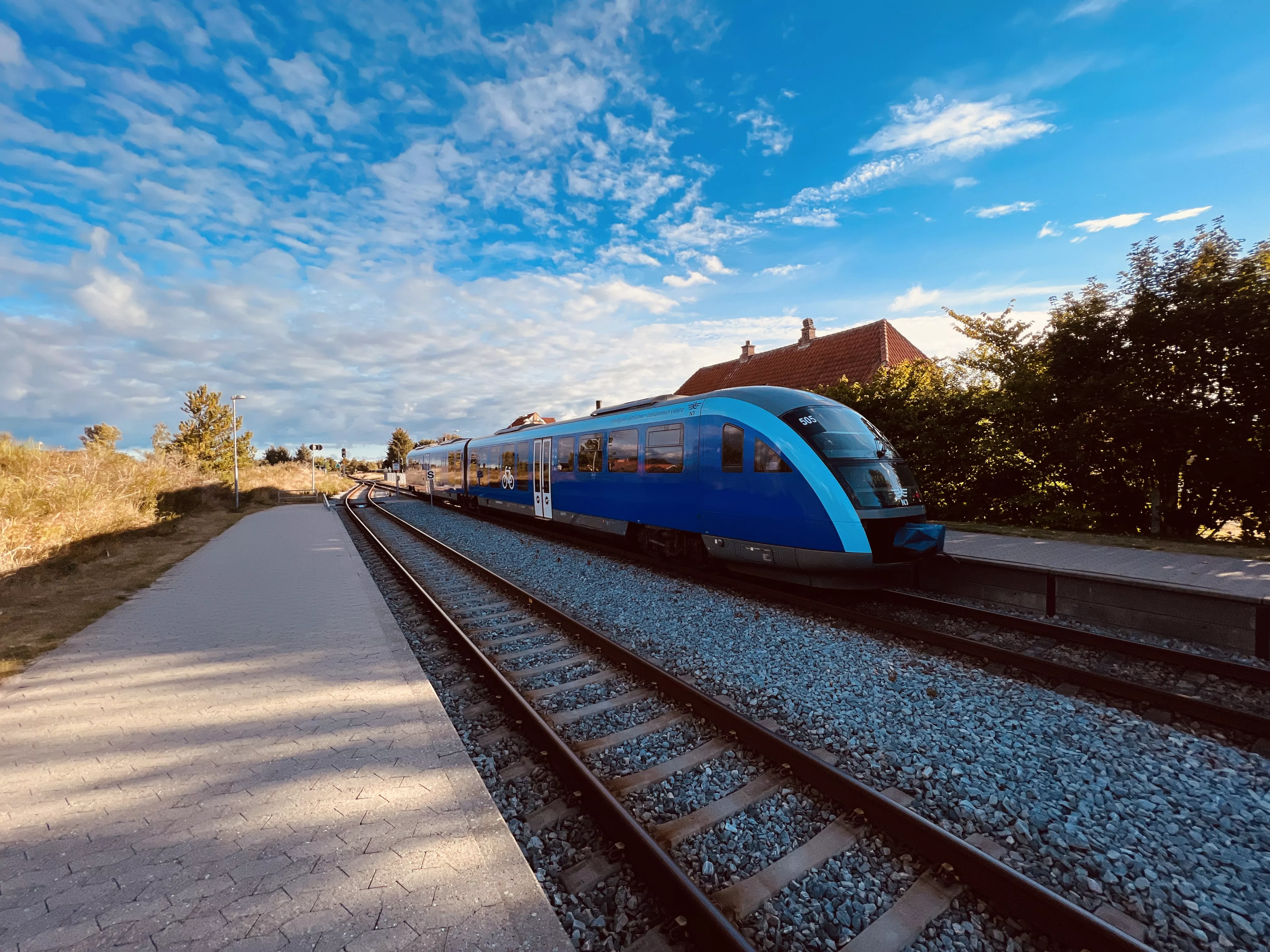 Billede af tog ud for Ålbæk Station.