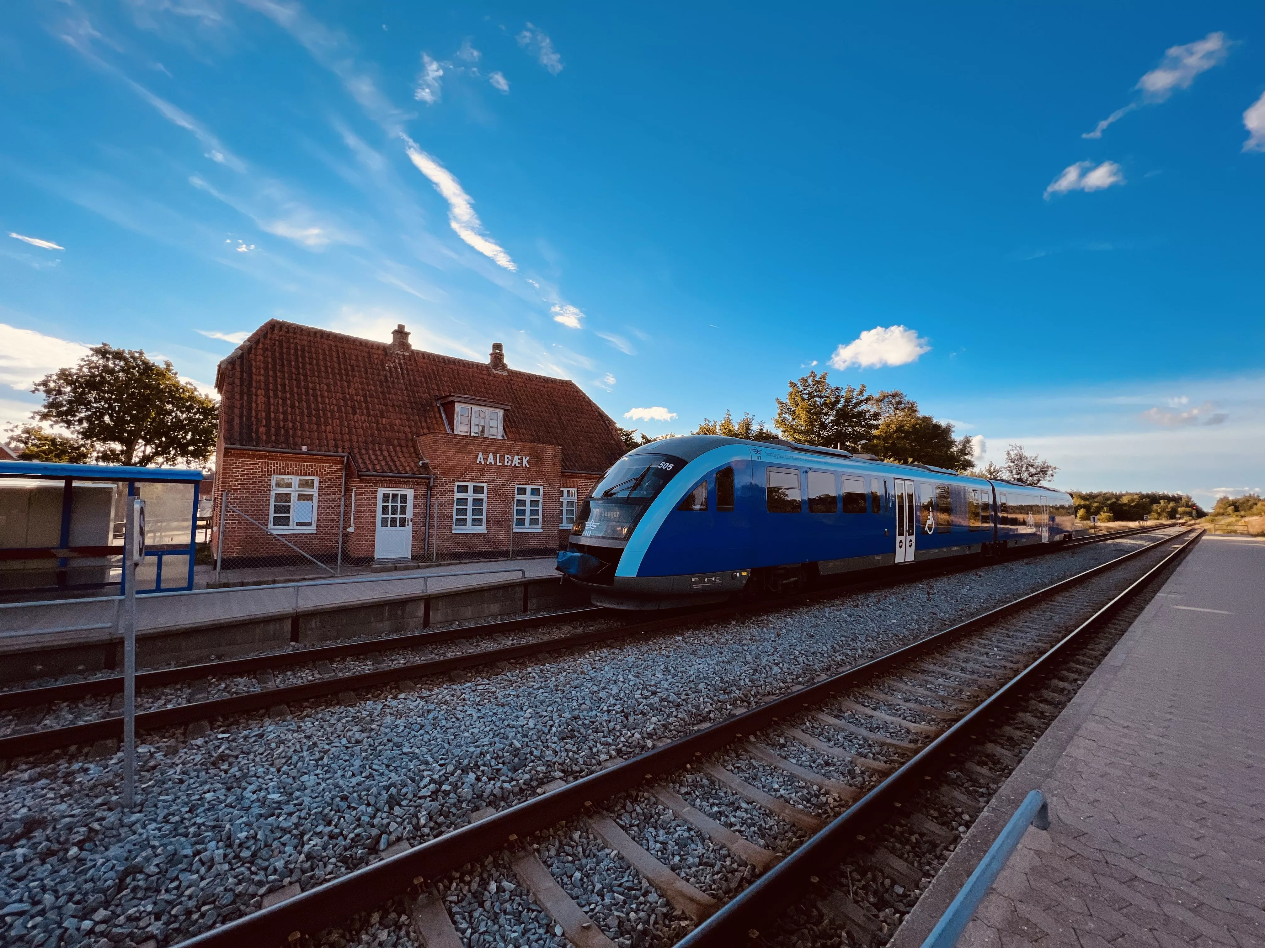 Billede af tog ud for Ålbæk Station.