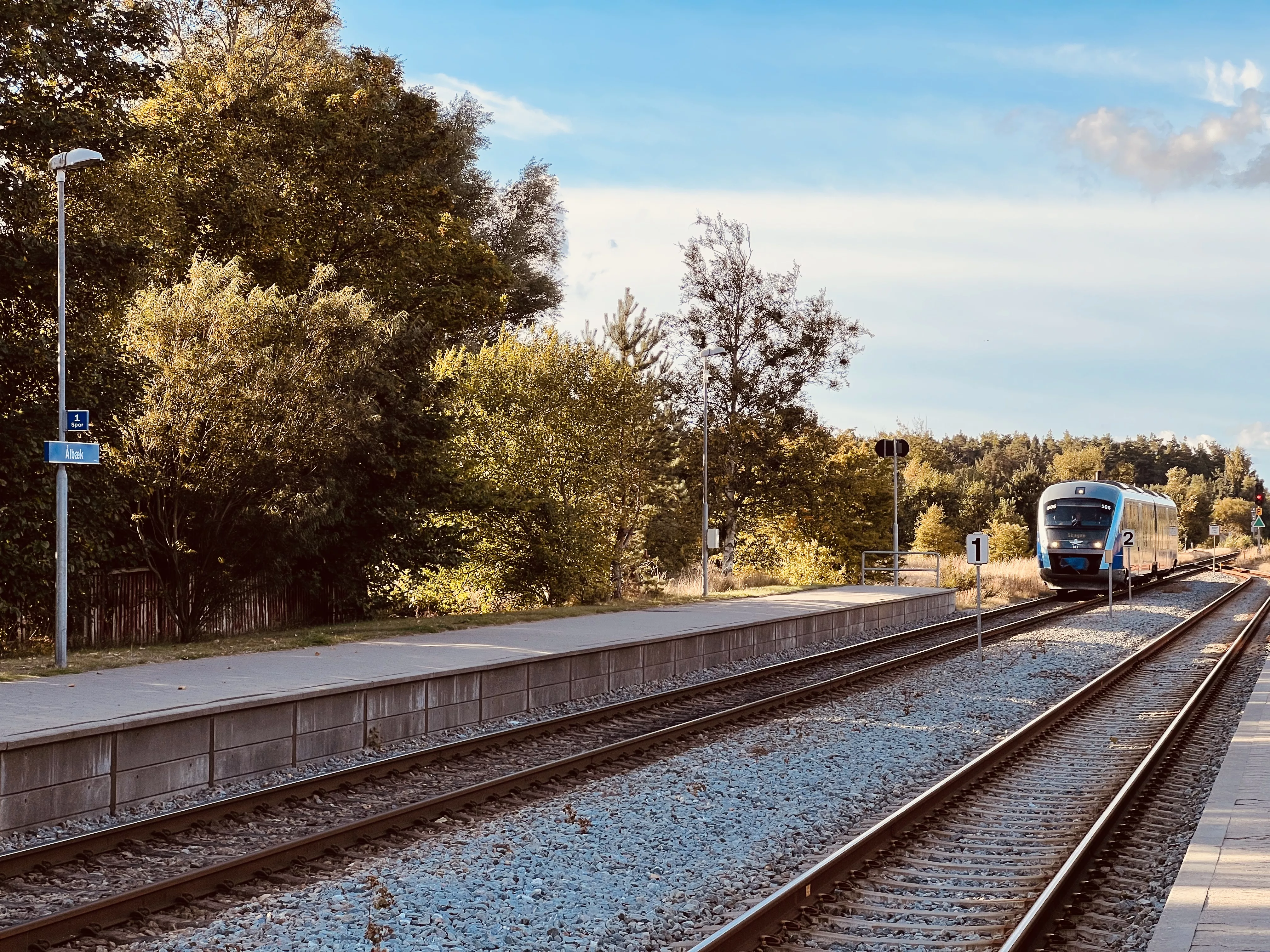 Billede af tog ud for Ålbæk Station. Billede af tog ud for Ålbæk Station.