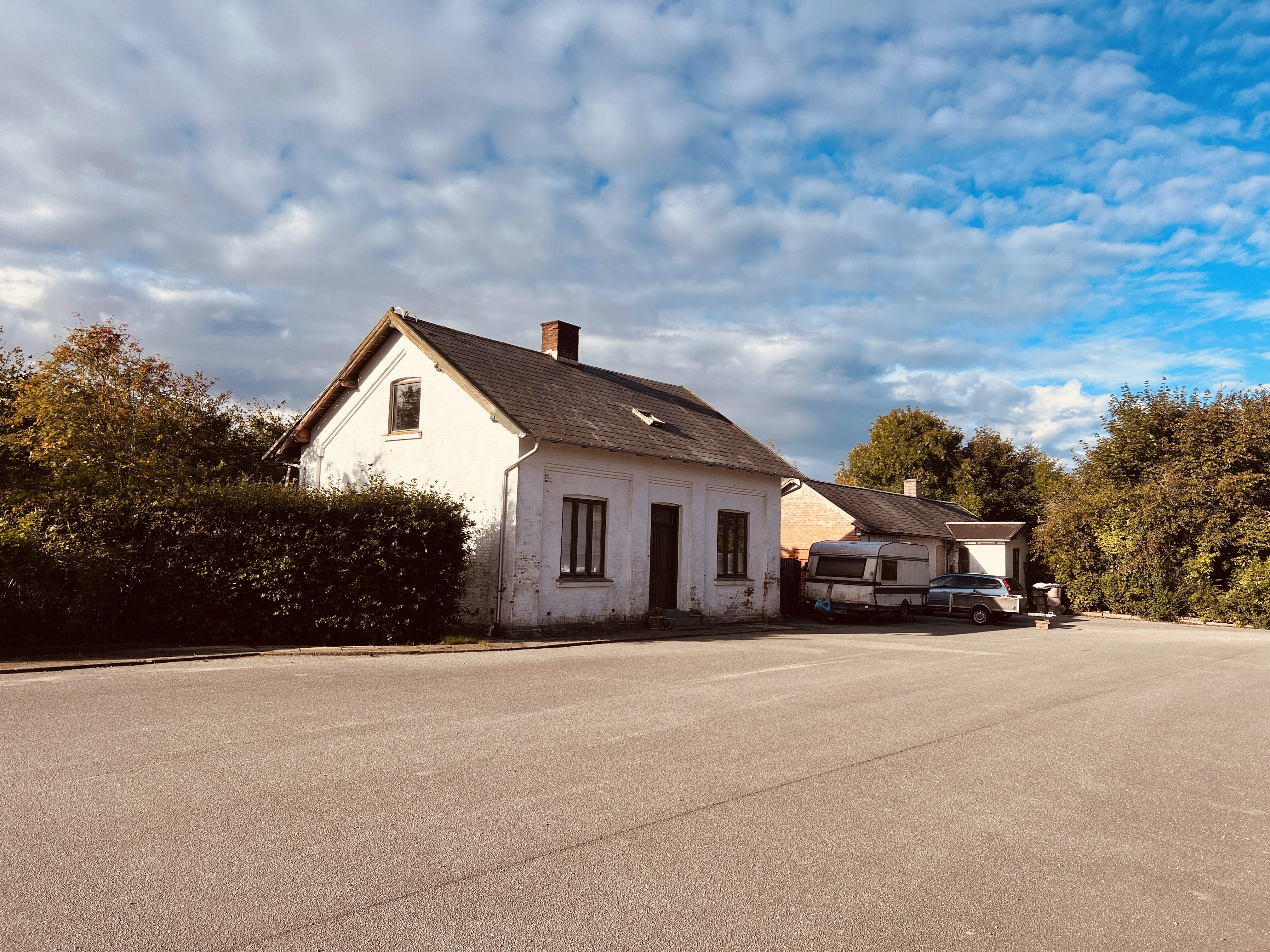 Billede af stationsmesterboligen til venstre og Lyngs Station til højre.