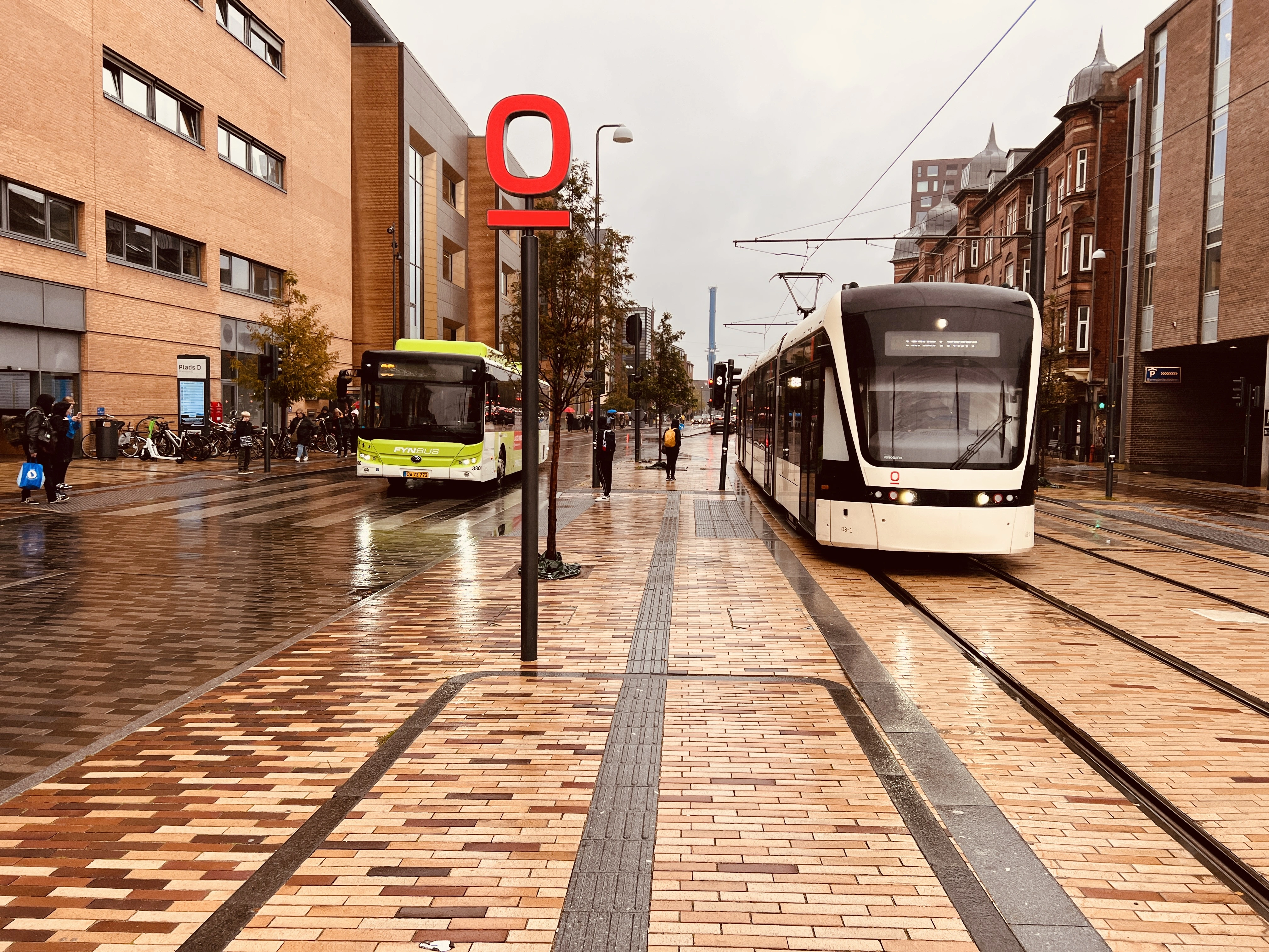 Billede af Odense Letbane togsæt 08 fotograferet ud for Odense Banegård Letbanestation. Billede af Odense Letbane togsæt 08 fotograferet ud for Odense Banegård Letbanestation.