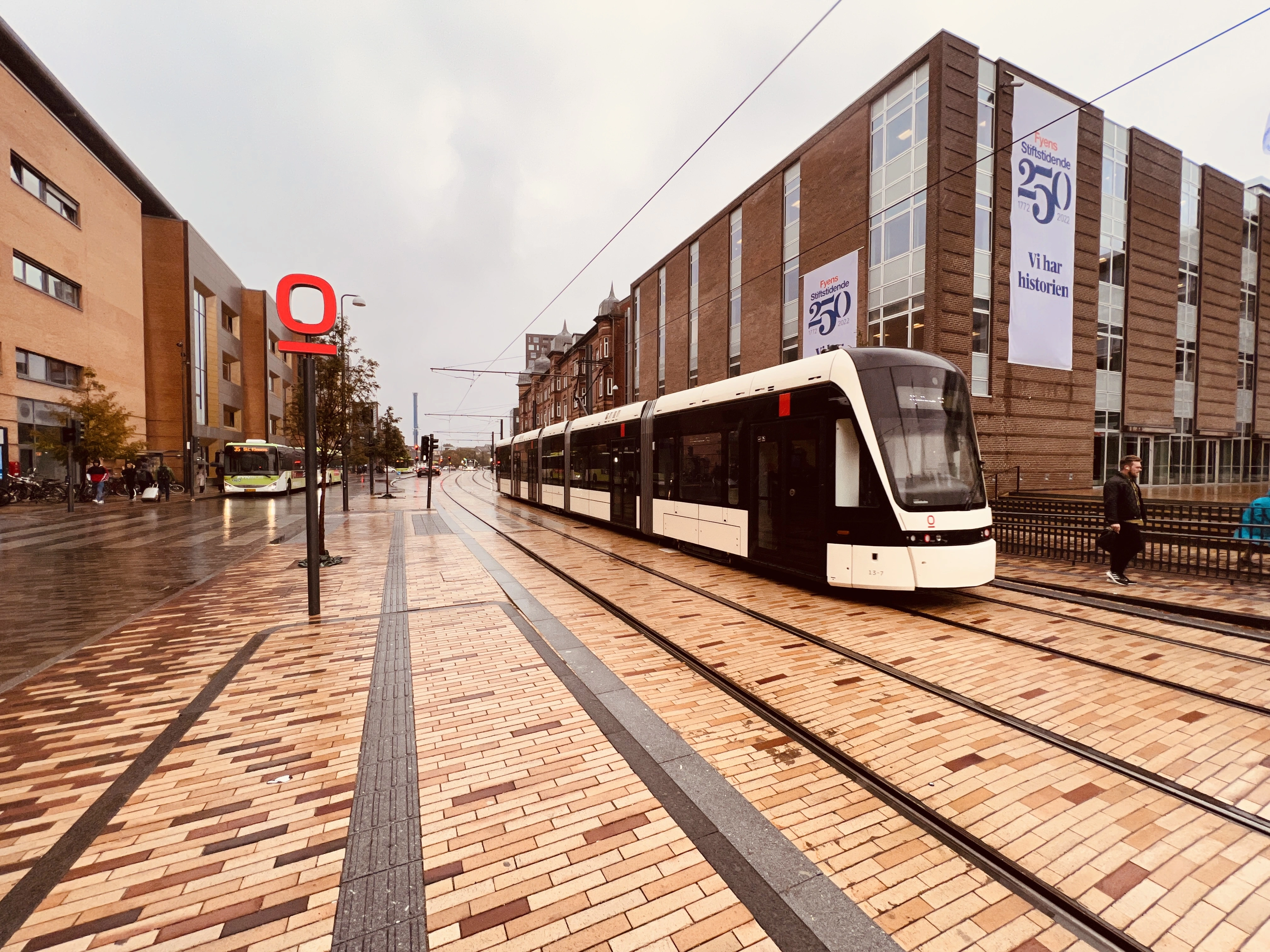 Billede af tog ud for Odense Banegård Letbanestation. Billede af tog ud for Odense Banegård Letbanestation.