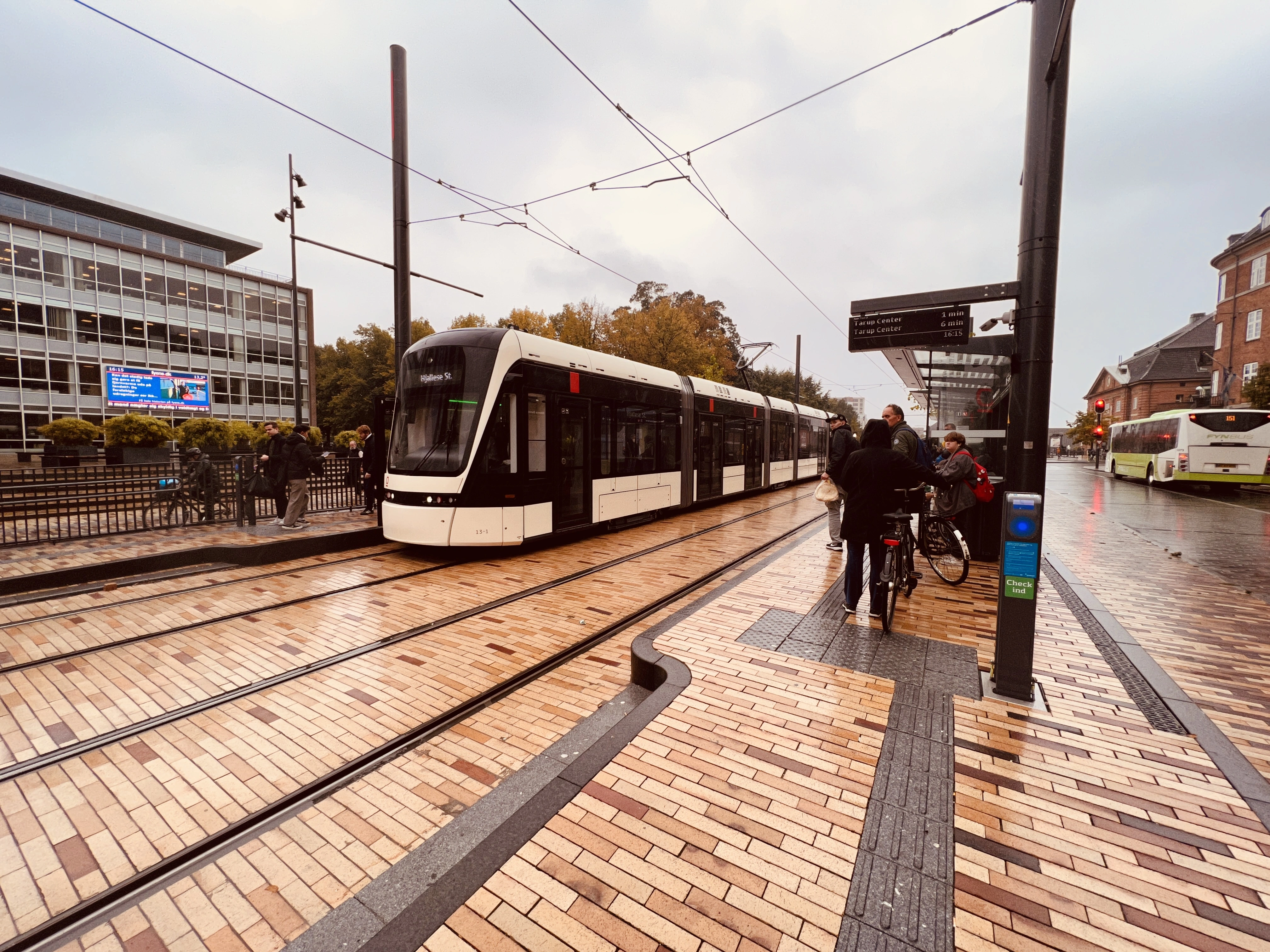 Billede af tog ud for Odense Banegård Letbanestation. Billede af tog ud for Odense Banegård Letbanestation.