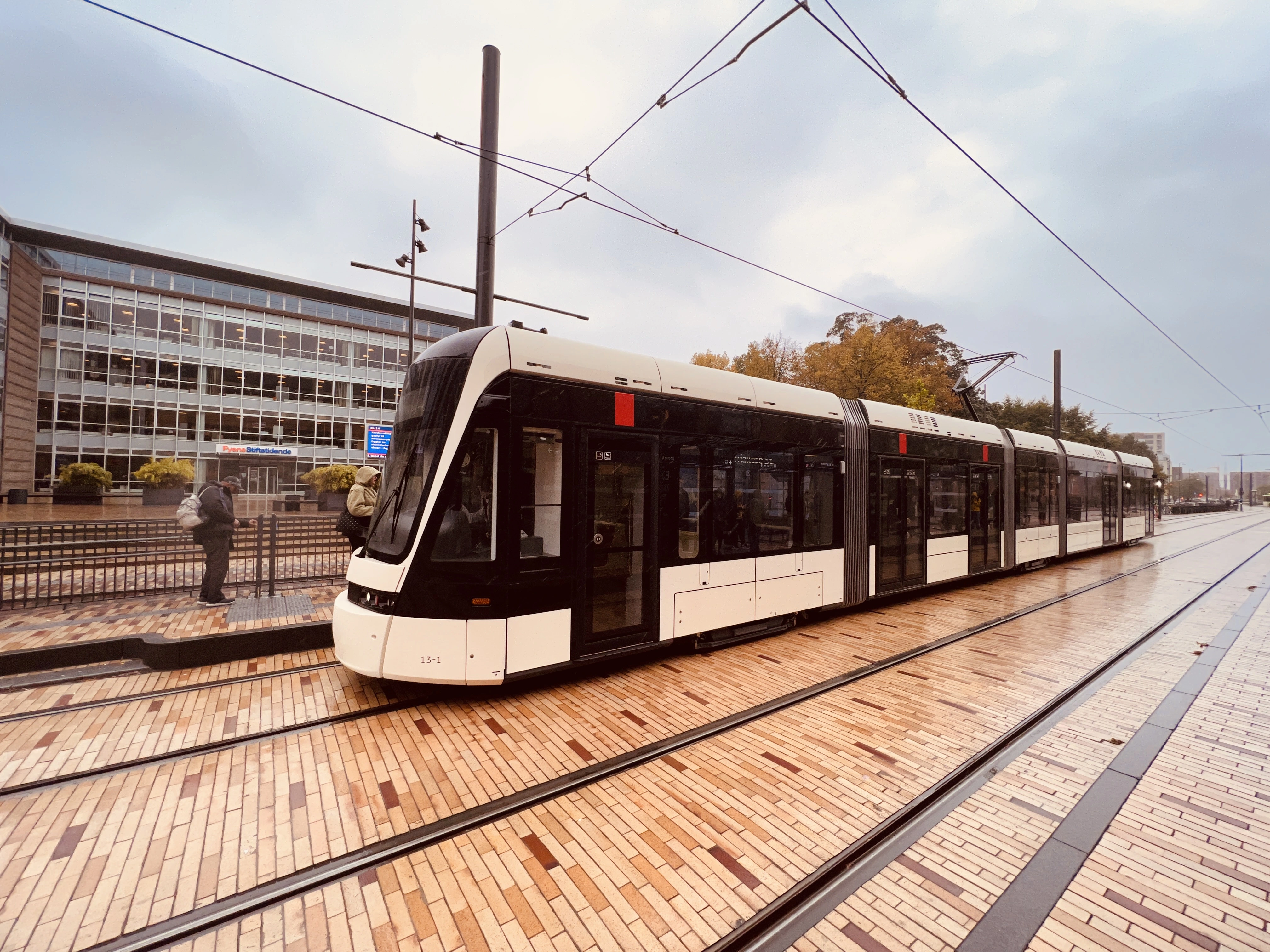 Billede af tog ud for Odense Banegård Letbanestation. Billede af tog ud for Odense Banegård Letbanestation.