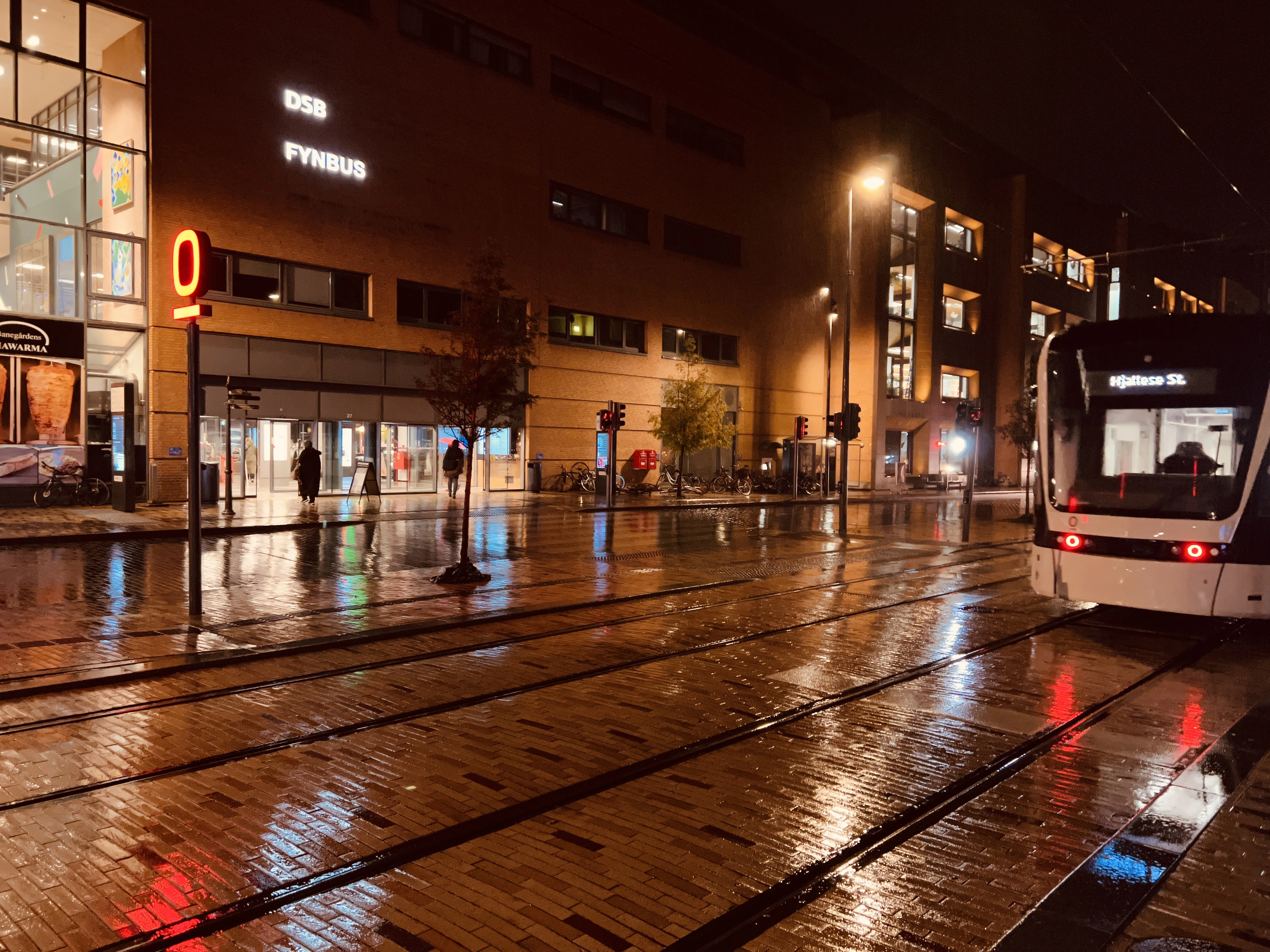 Billede af tog ud for Odense Banegård Letbanestation. Billede af tog ud for Odense Banegård Letbanestation.