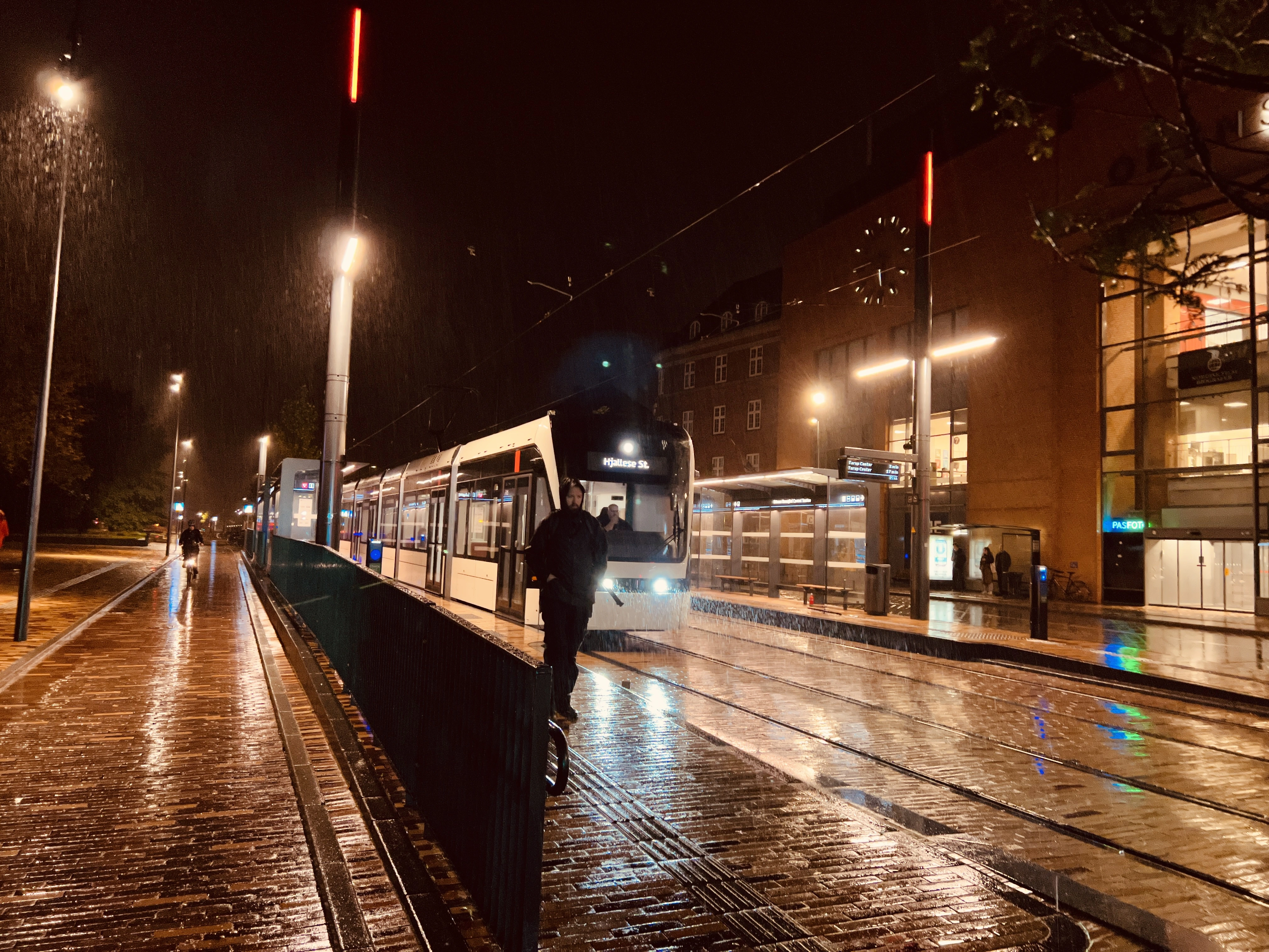 Billede af tog ud for Odense Banegård Letbanestation. Billede af tog ud for Odense Banegård Letbanestation.