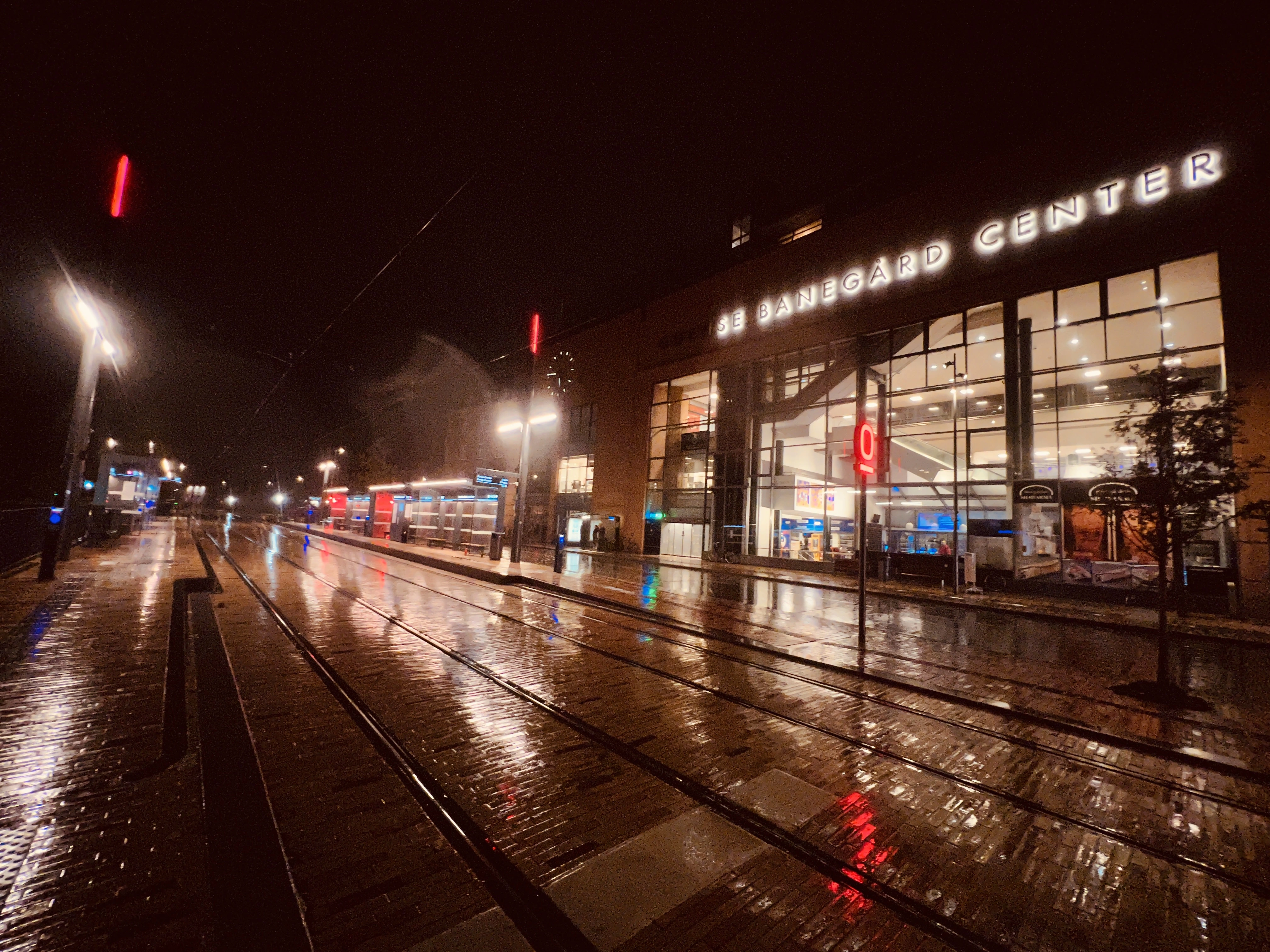 Billede af Odense Banegård Letbanestation tidlig morgen. Billede af Odense Banegård Letbanestation tidlig morgen.