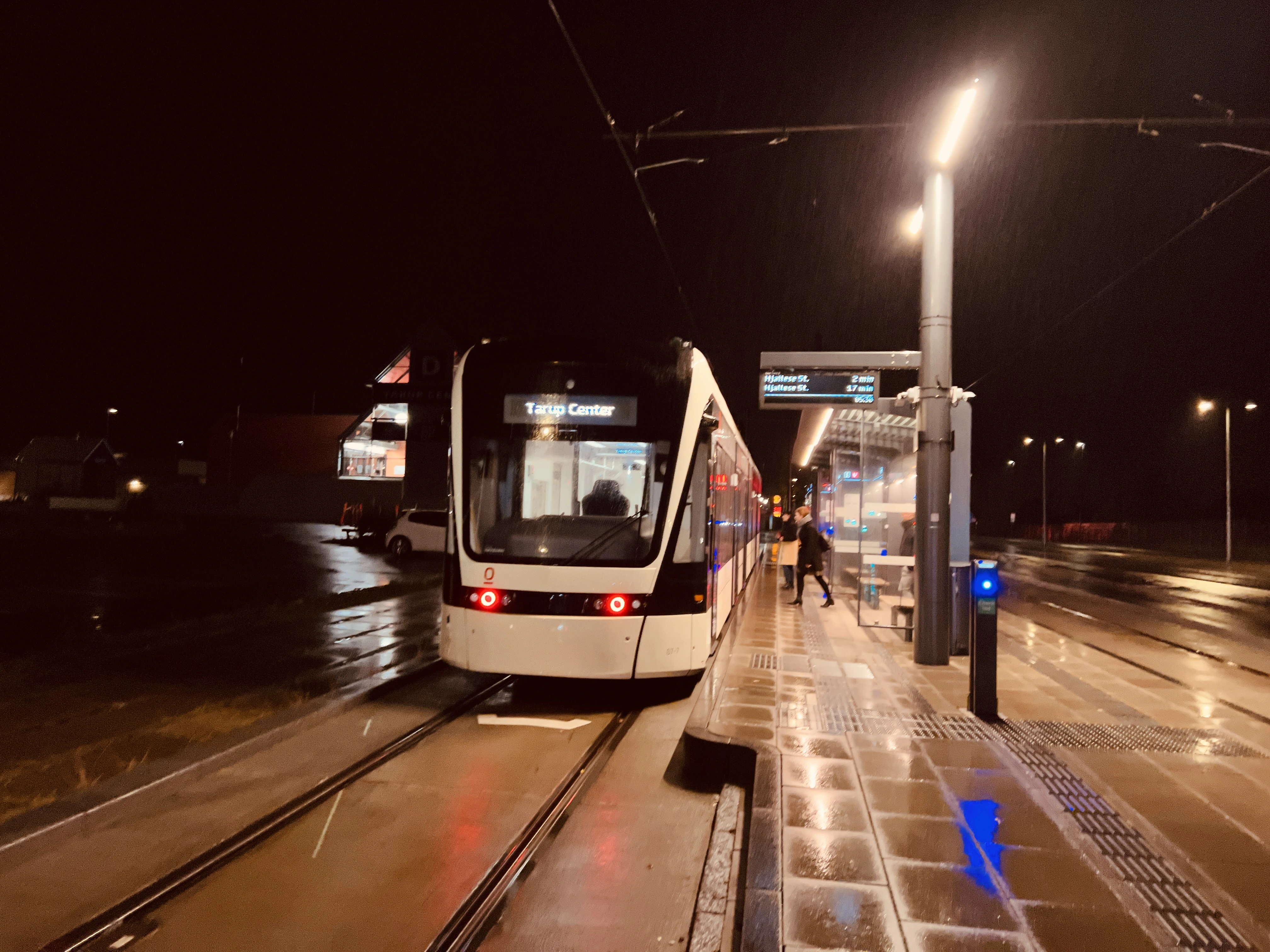 Billede af Odense Letbane togsæt 07 fotograferet ud for Tarup Center Letbanestation.