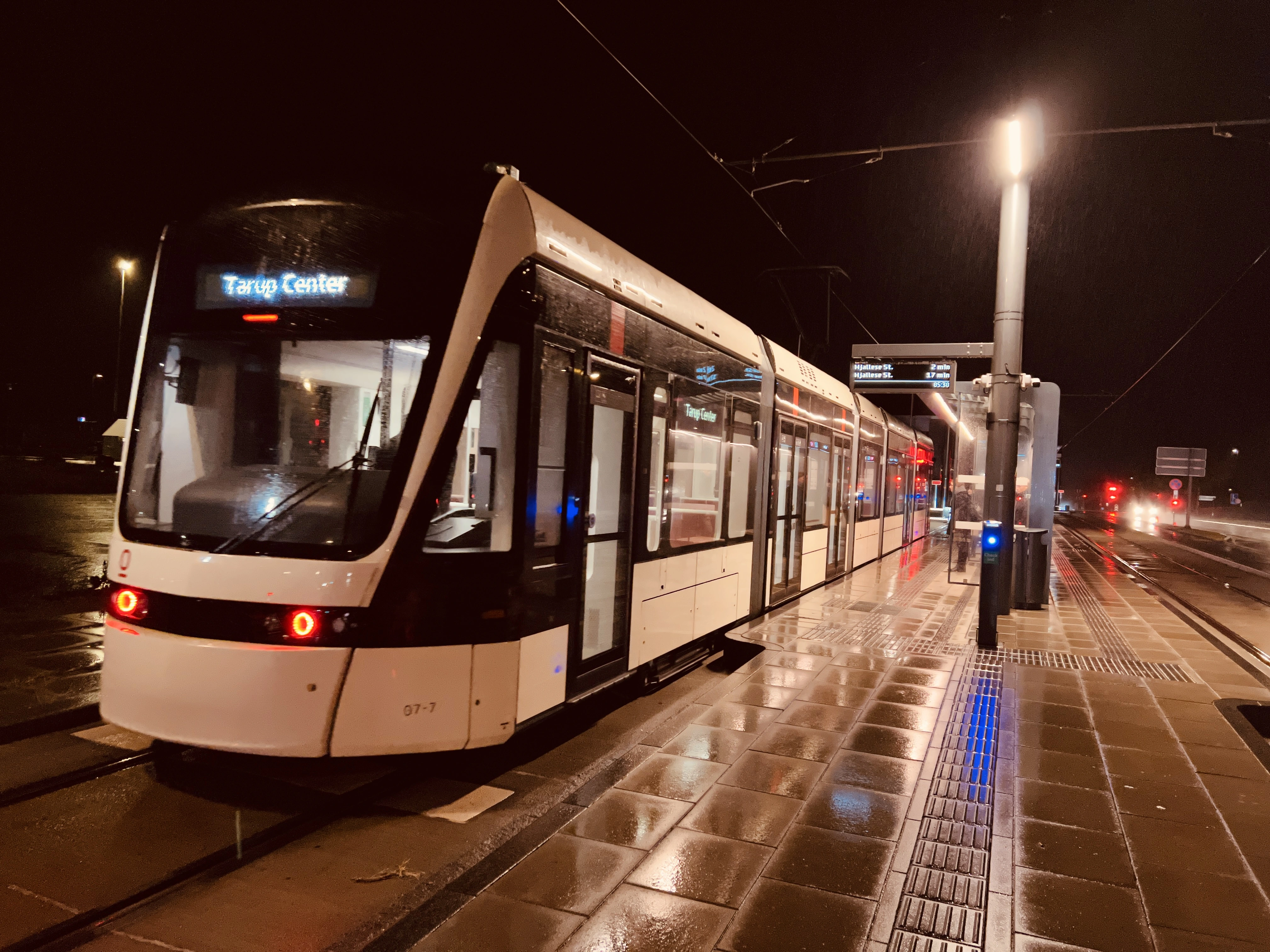 Billede af Odense Letbane togsæt 07 fotograferet ud for Tarup Center Letbanestation.