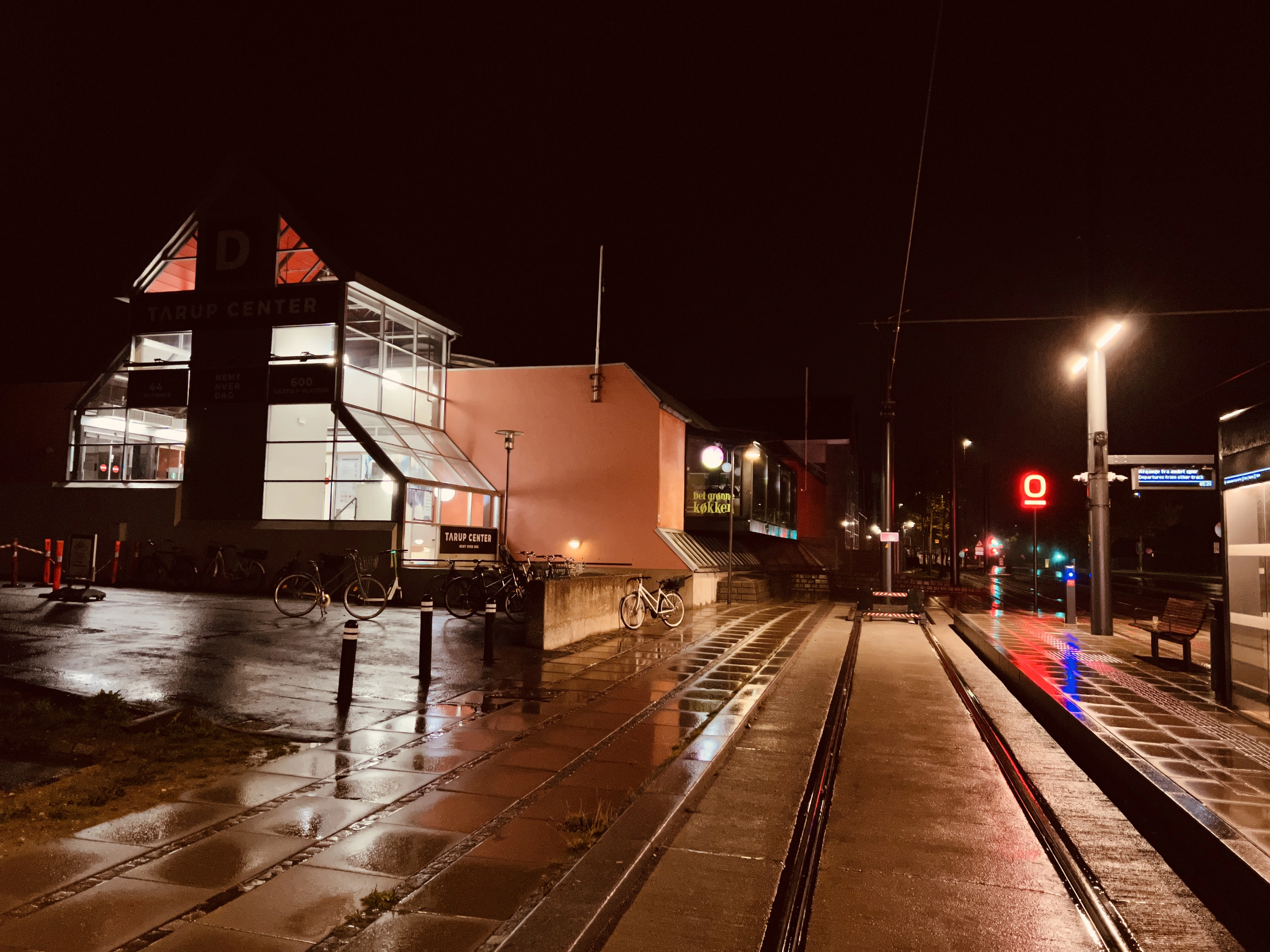 Billede af Tarup Center Letbanestation tidlig morgen.