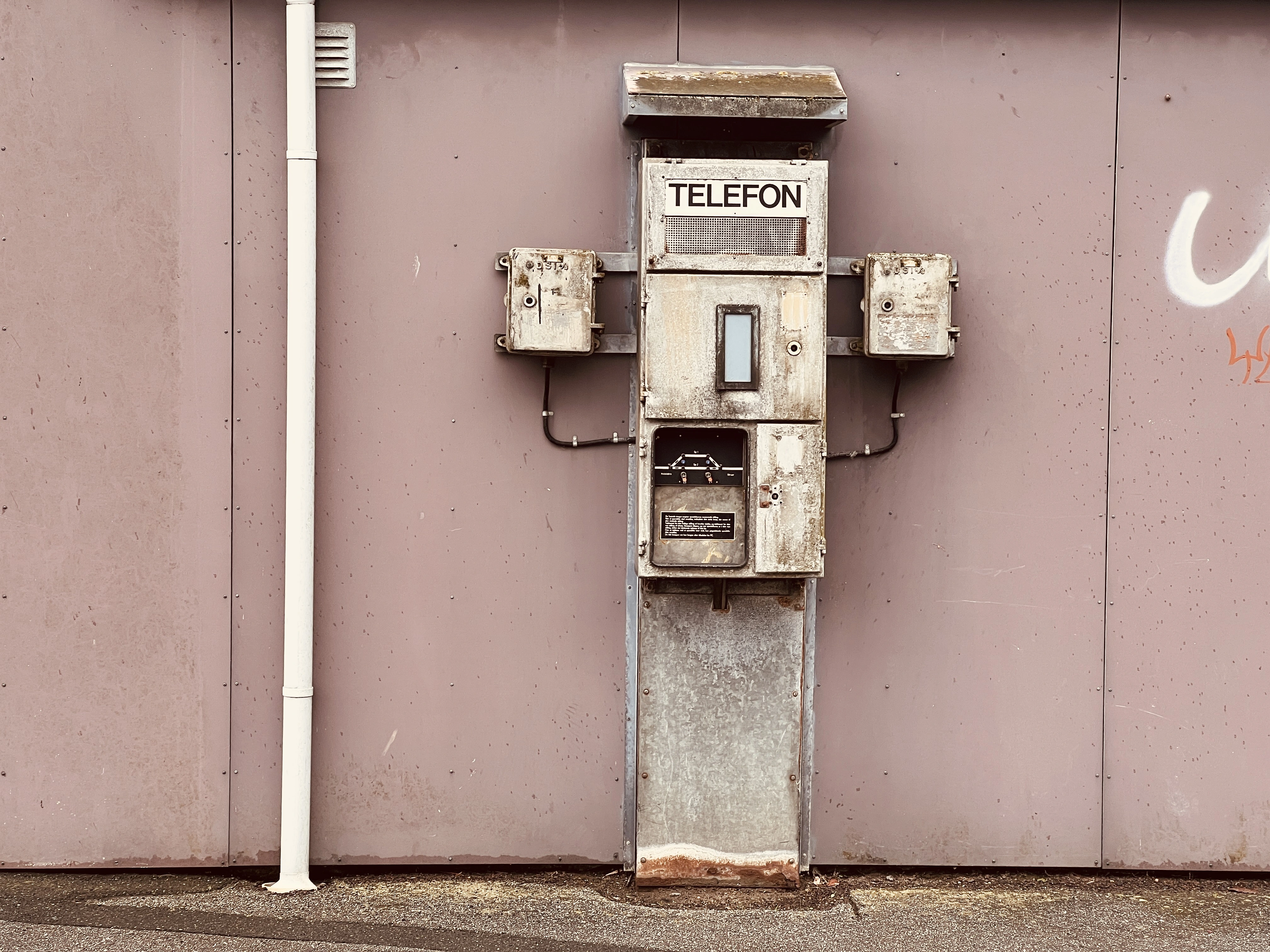 Billede af den gamle telefon ved Hjerm Trinbræt. Billede af den gamle telefon ved Hjerm Trinbræt.