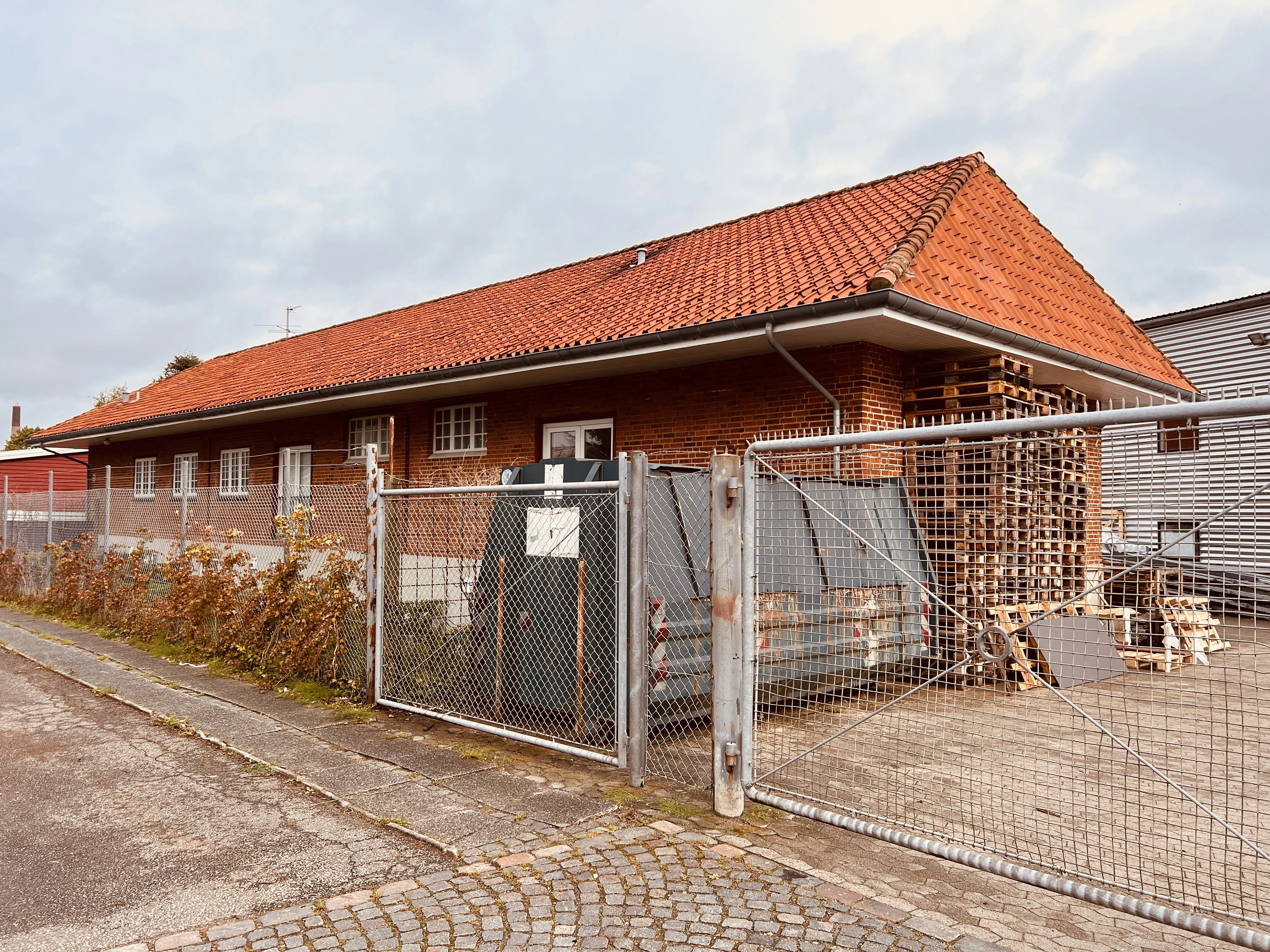 Billede af Holstebro Sydbanegårds varehus. Billede af Holstebro Sydbanegårds varehus.