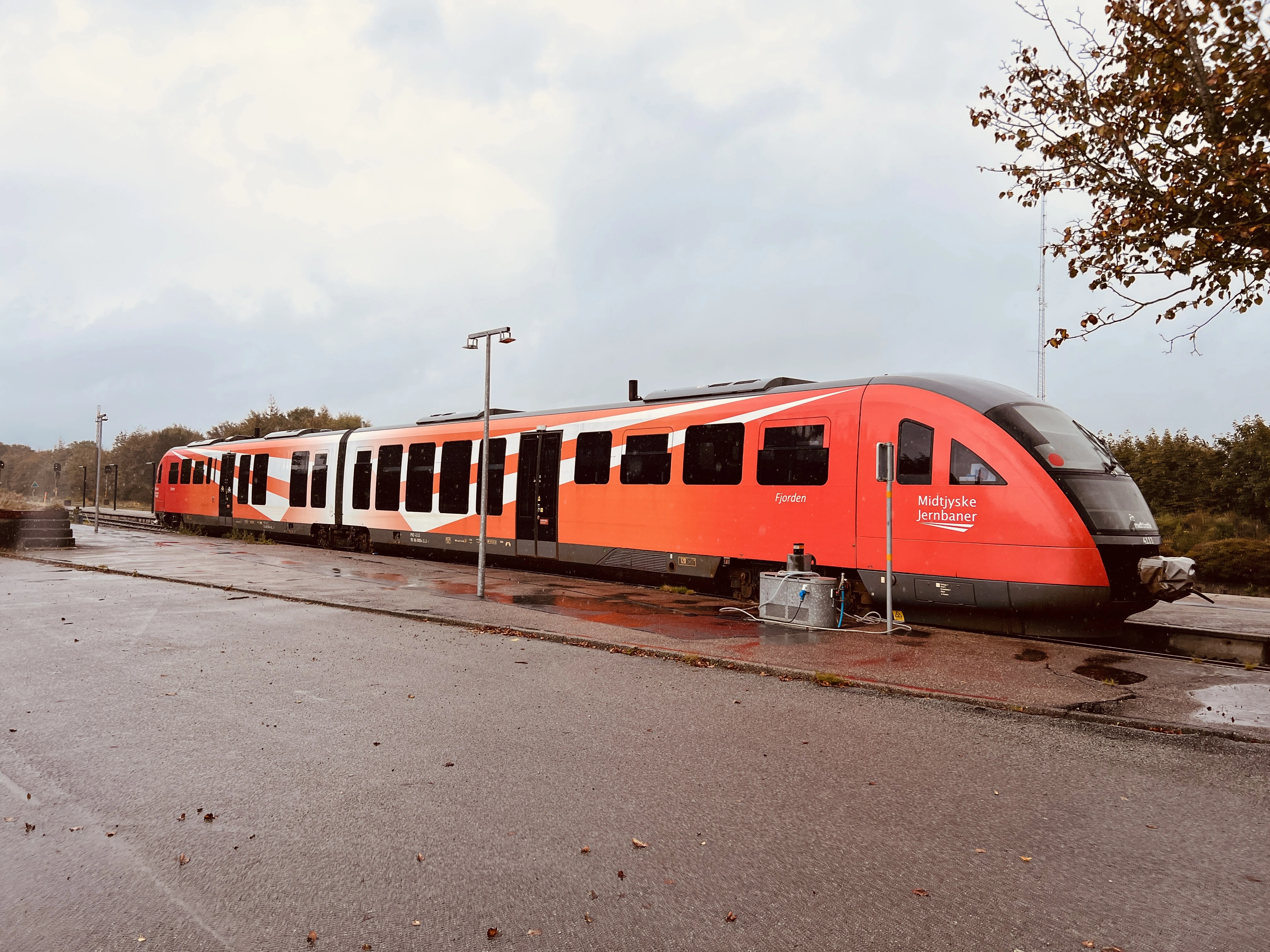 Billede af MjbaD MQ 4111-4911, tidligere DSB MQ 4111-4911 fotograferet ud for Vemb Station. Billede af MjbaD MQ 4111-4911, tidligere DSB MQ 4111-4911 fotograferet ud for Vemb Station.