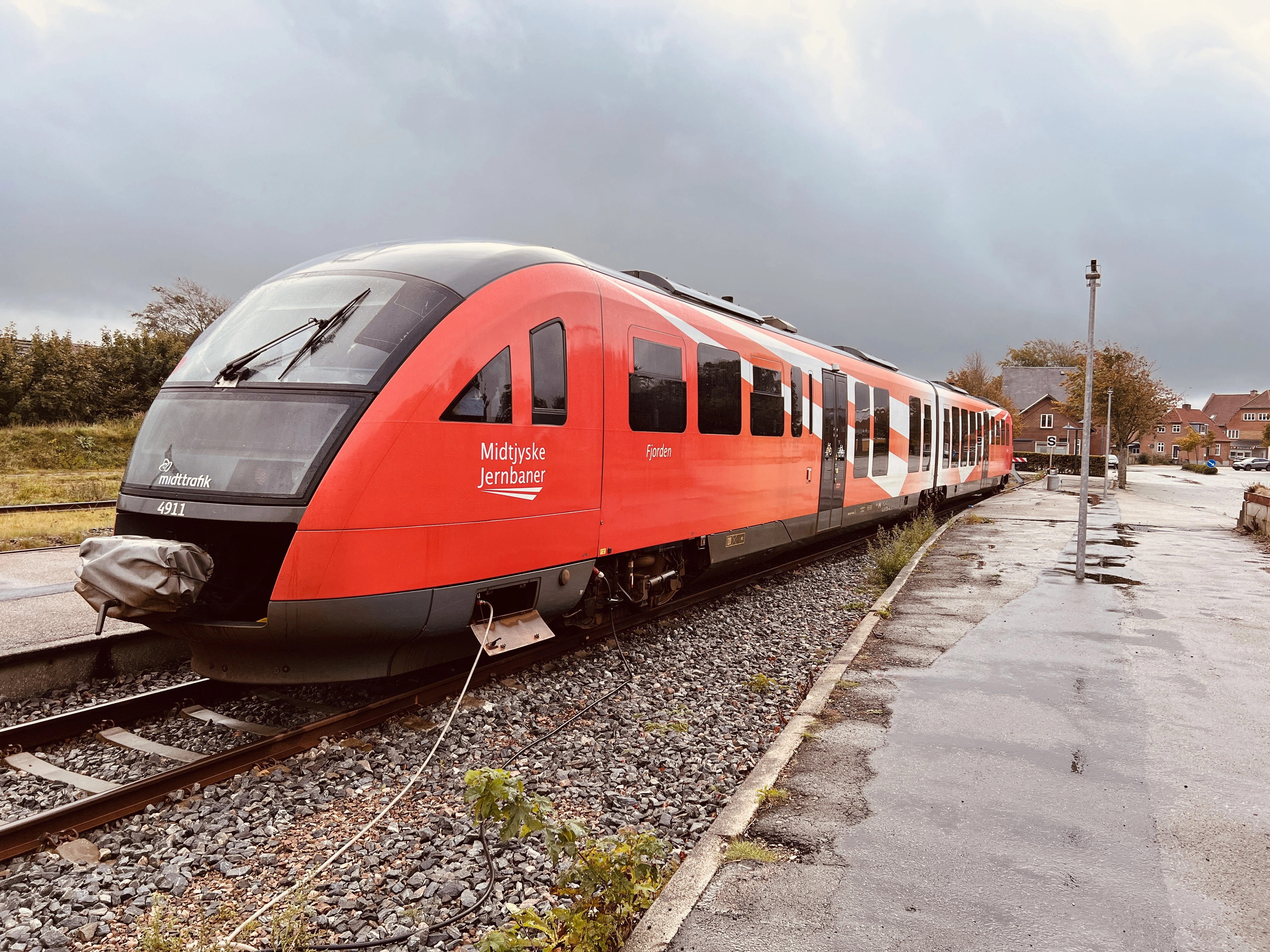 Billede af tog ud for Vemb Station. Billede af tog ud for Vemb Station.