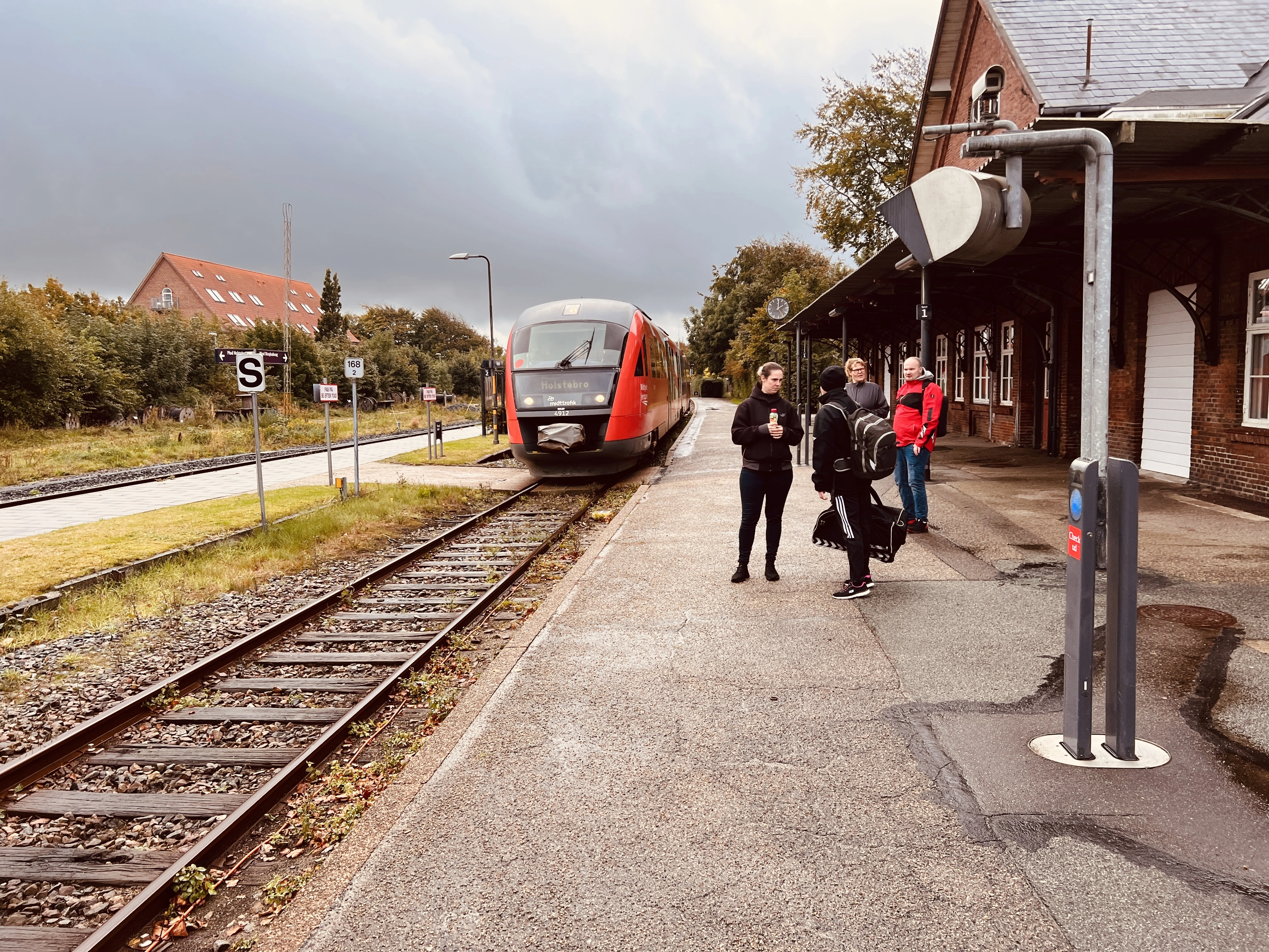 Billede af tog ud for Vemb Station. Billede af tog ud for Vemb Station.