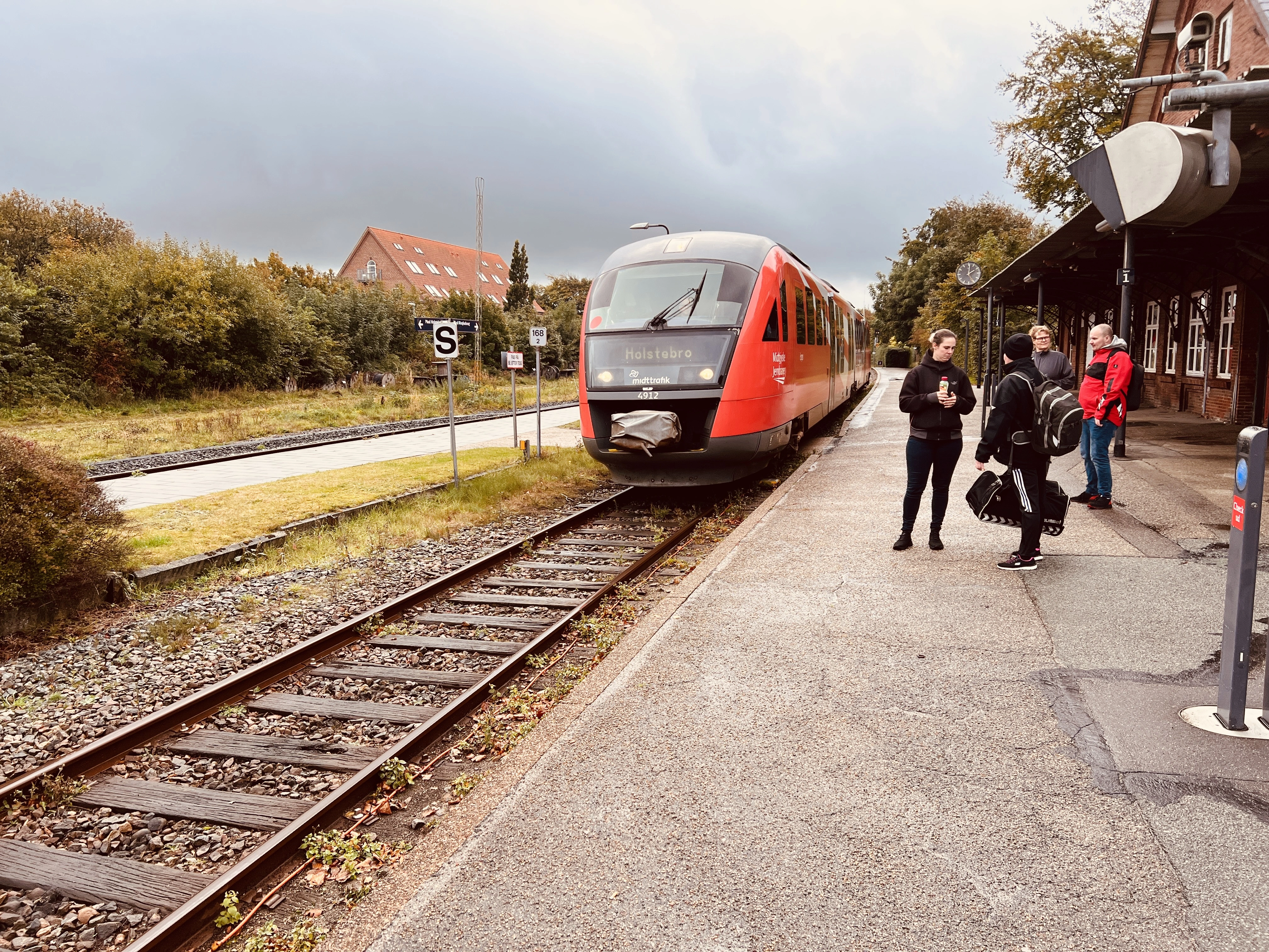 Billede af tog ud for Vemb Station. Billede af tog ud for Vemb Station.