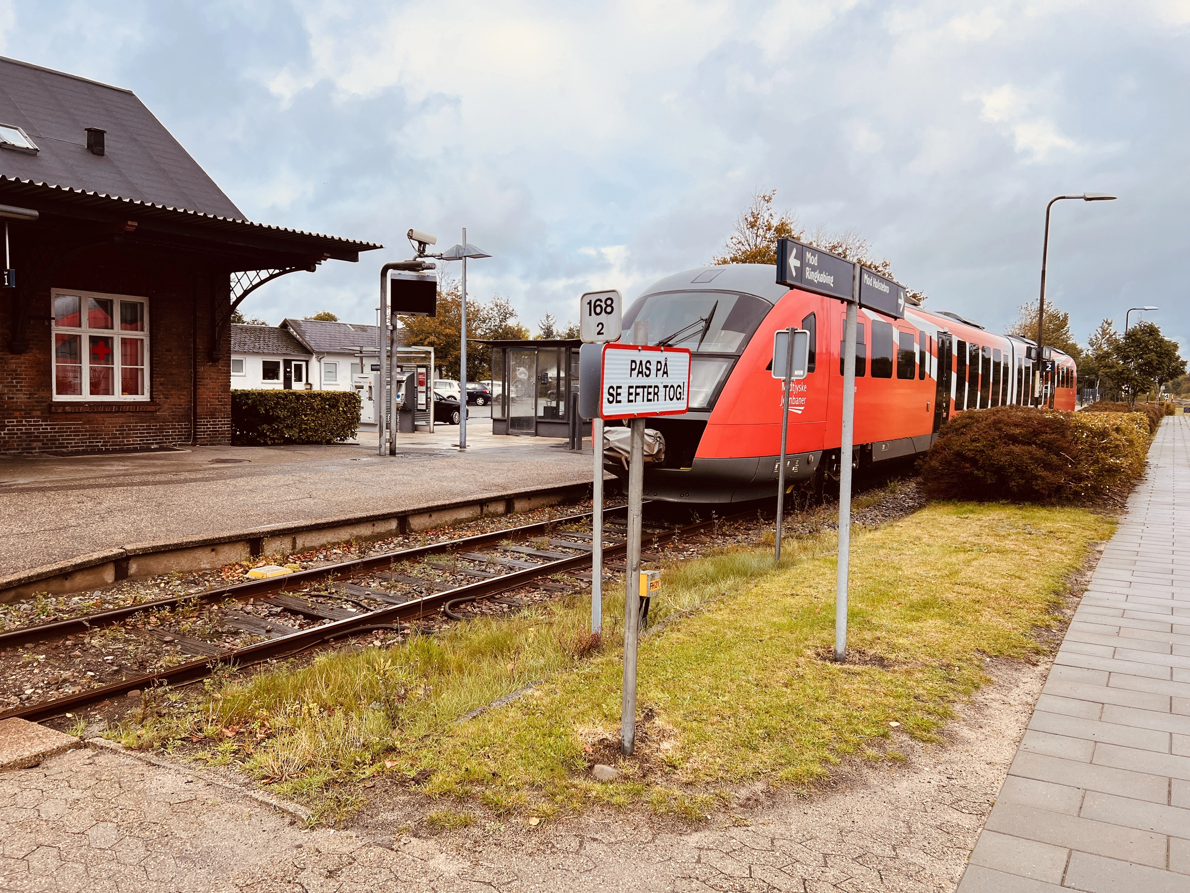 Billede af tog ud for Vemb Station. Billede af tog ud for Vemb Station.