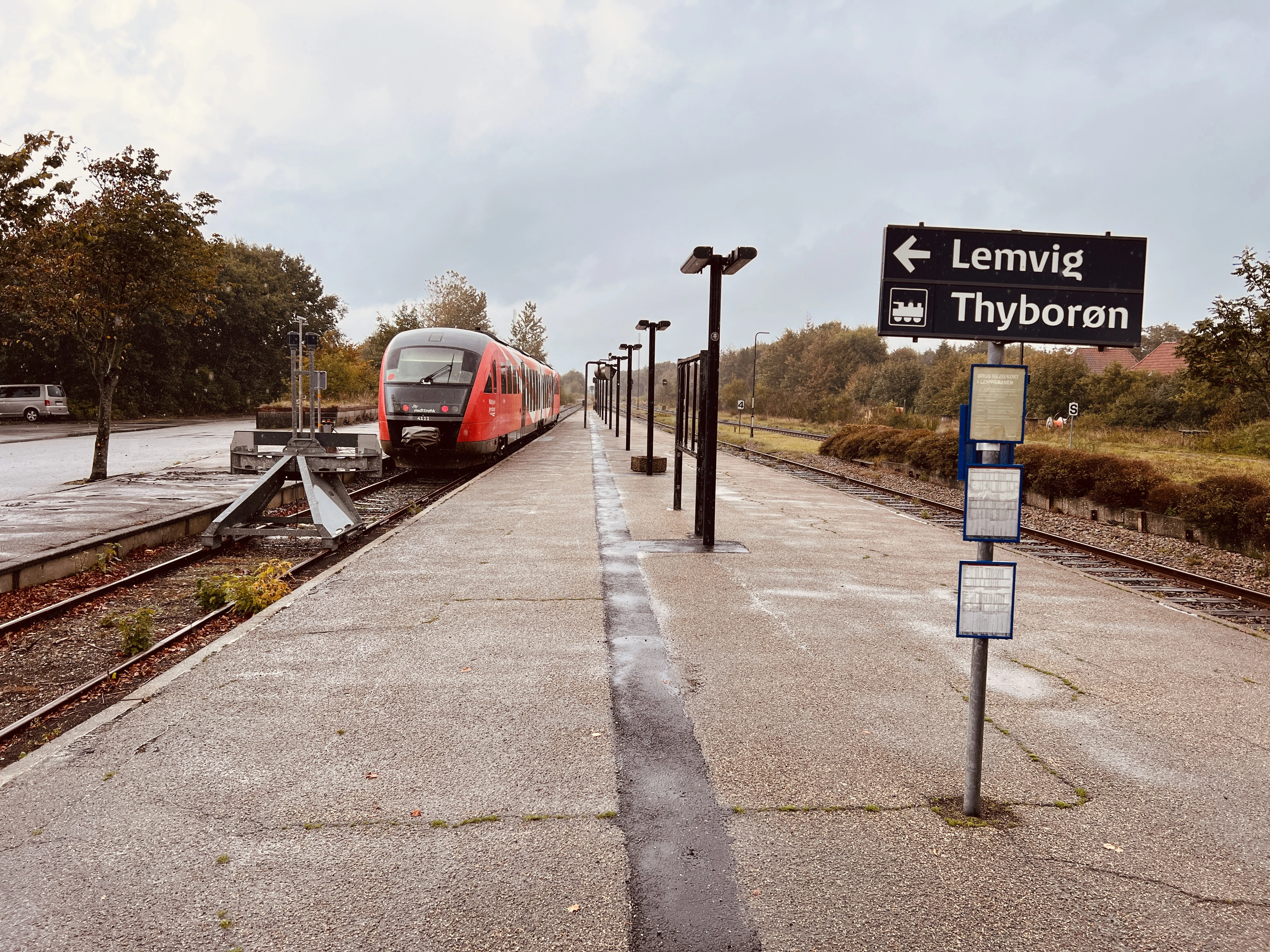 Billede af tog ud for Vemb Station. Billede af tog ud for Vemb Station.