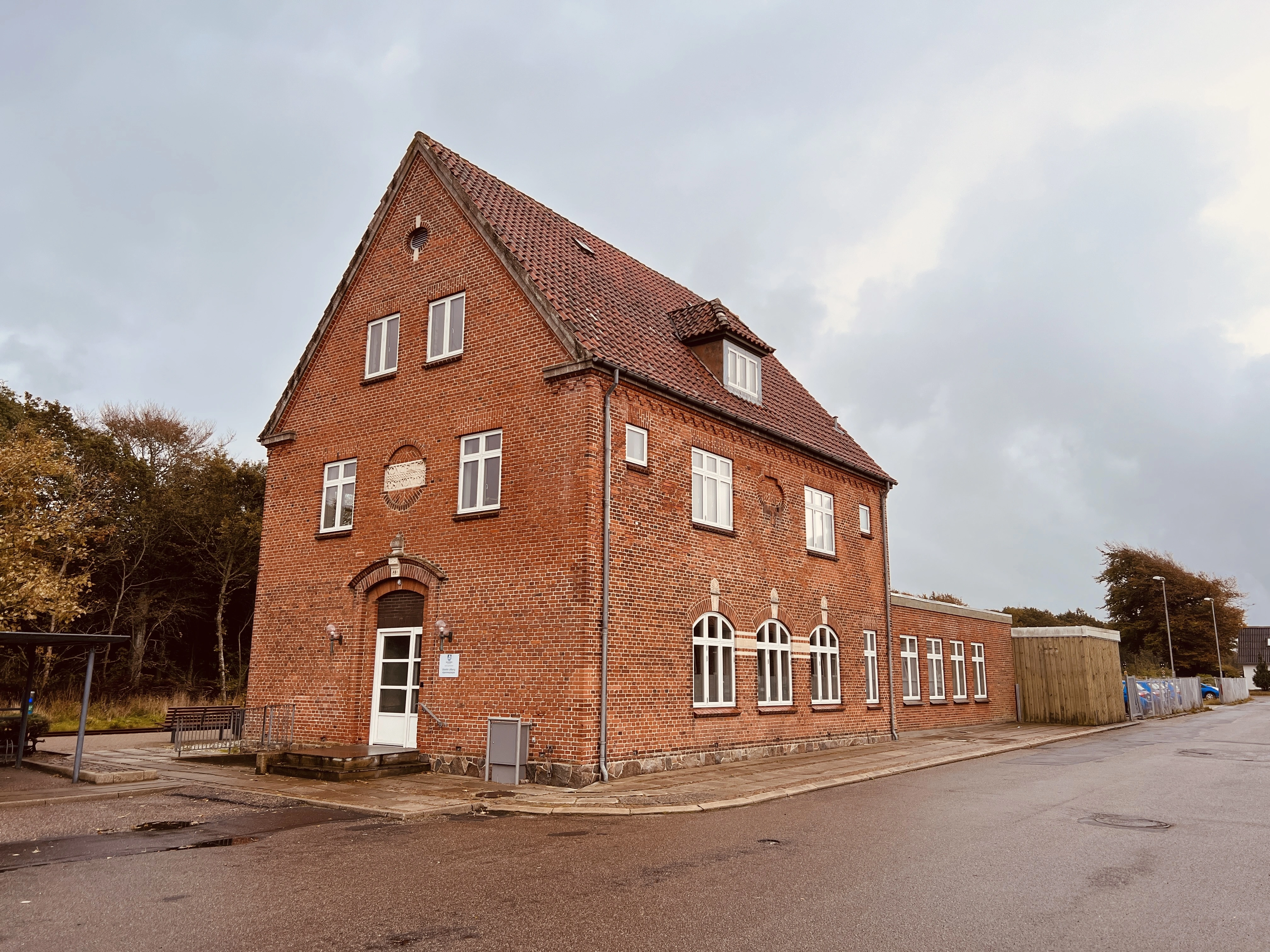 Billede af den gamle postbygning ved Ulfborg Station.