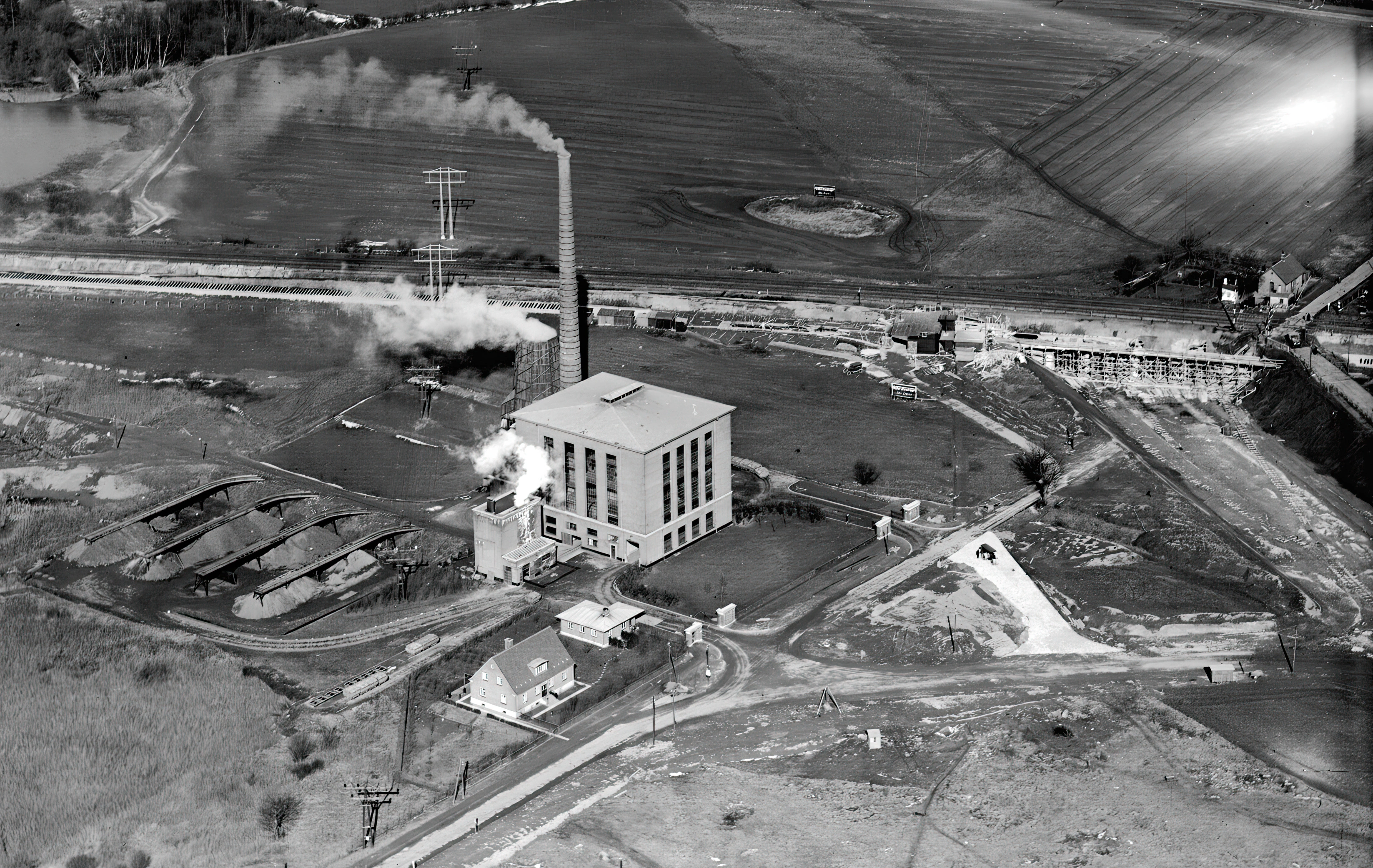 Billede af Jægersborg Station og Jægersborg Lokalbane Station under opførsel inden åbningen den 15. maj 1936.