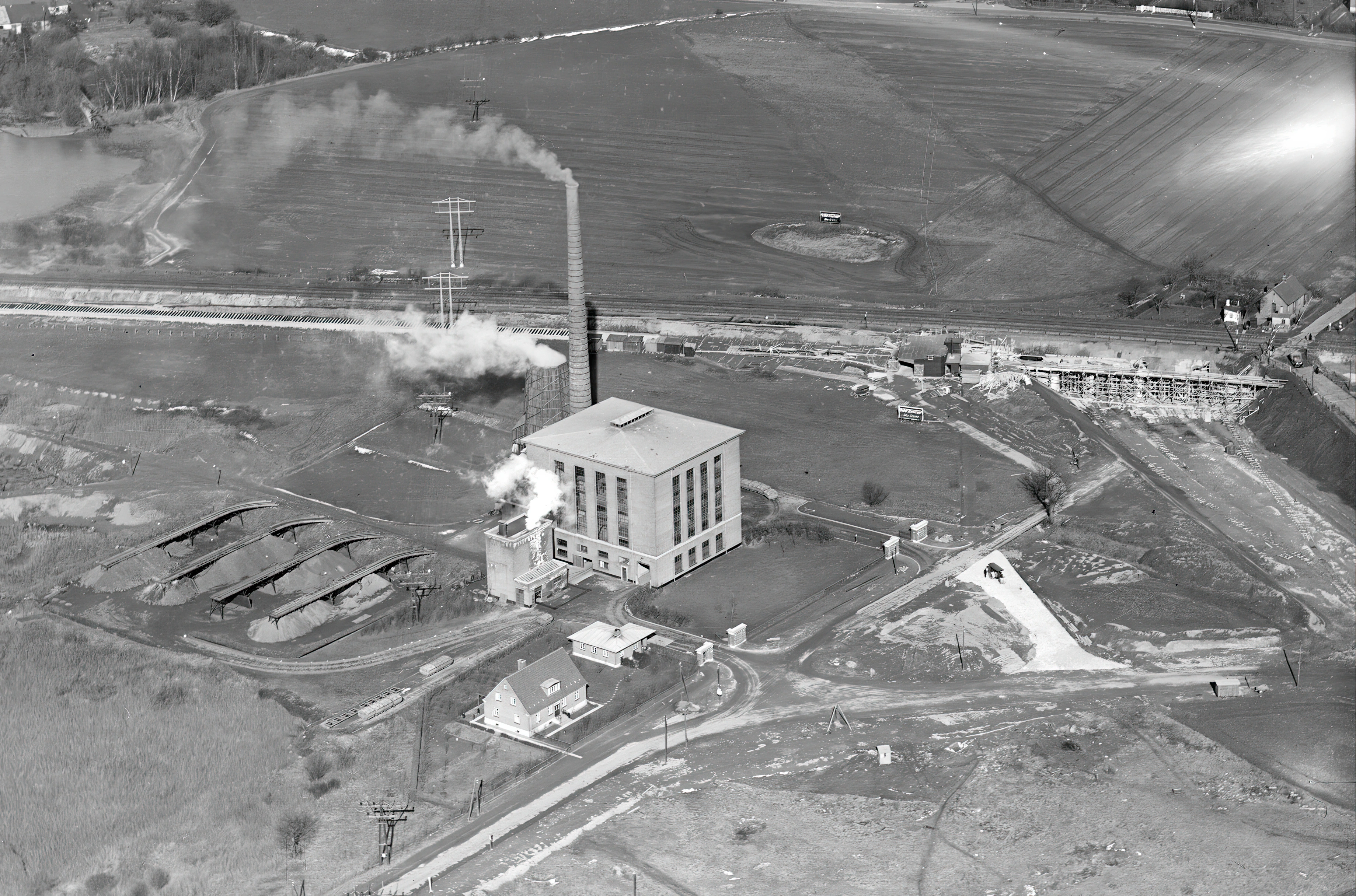 Billede af Jægersborg Station og Jægersborg Lokalbane Station under opførsel inden åbningen den 15. maj 1936.