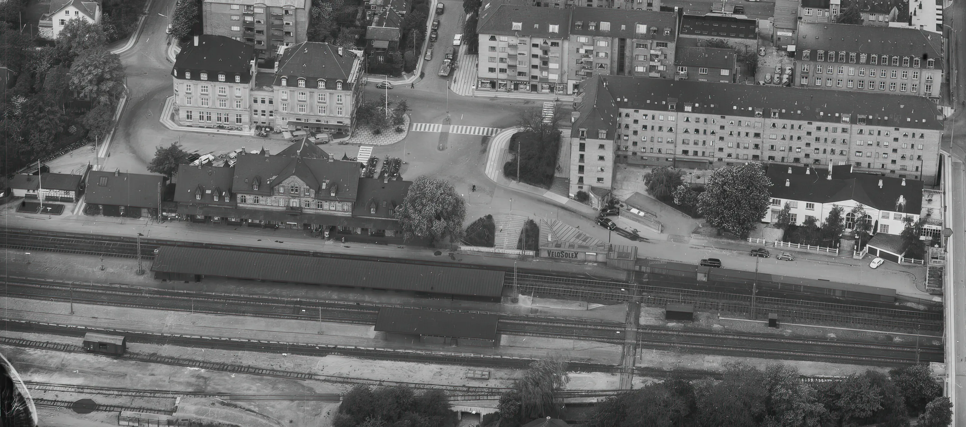 Billede af Charlottenlund Station.