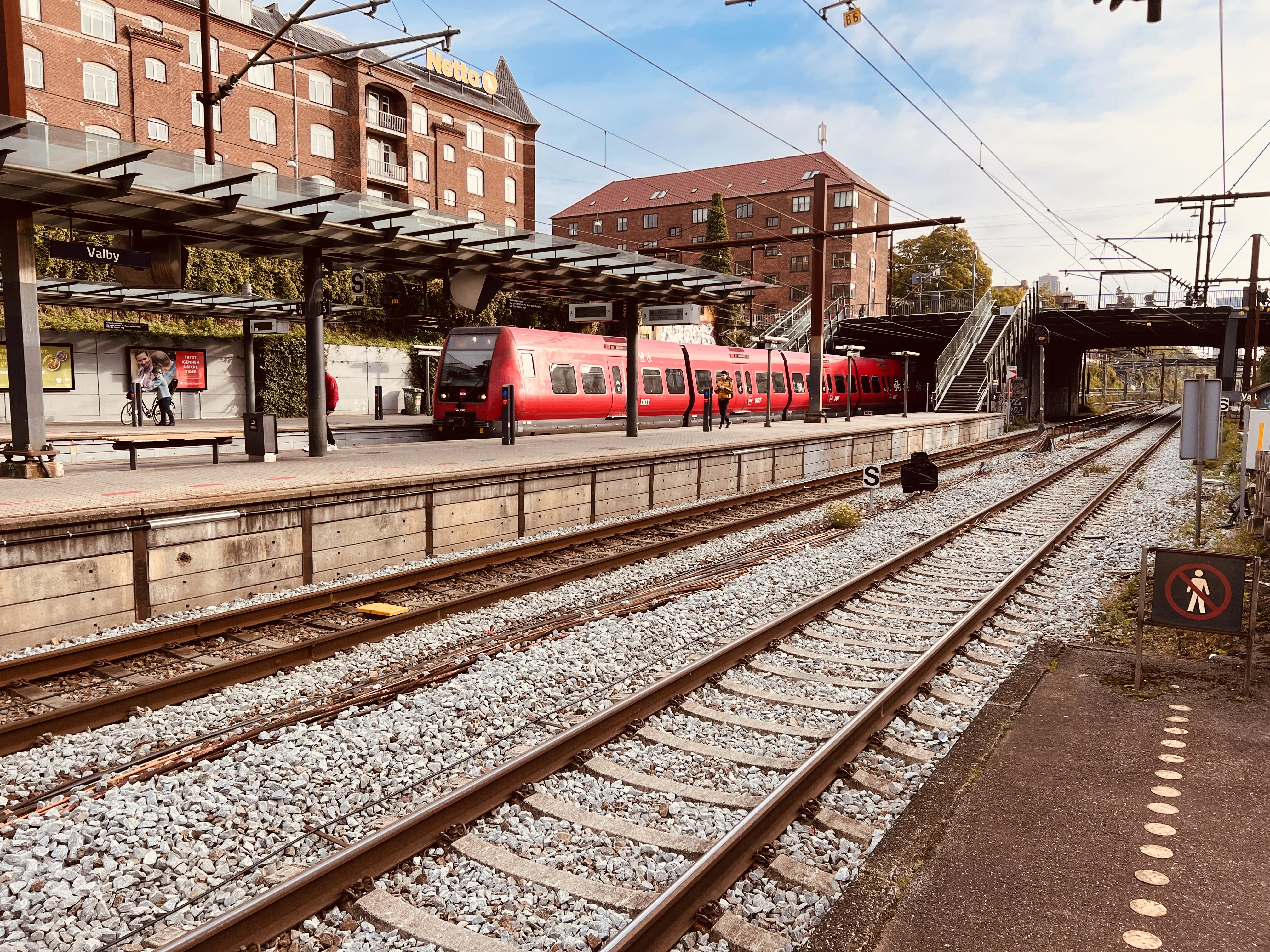 Billede af tog ud for Valby Station.