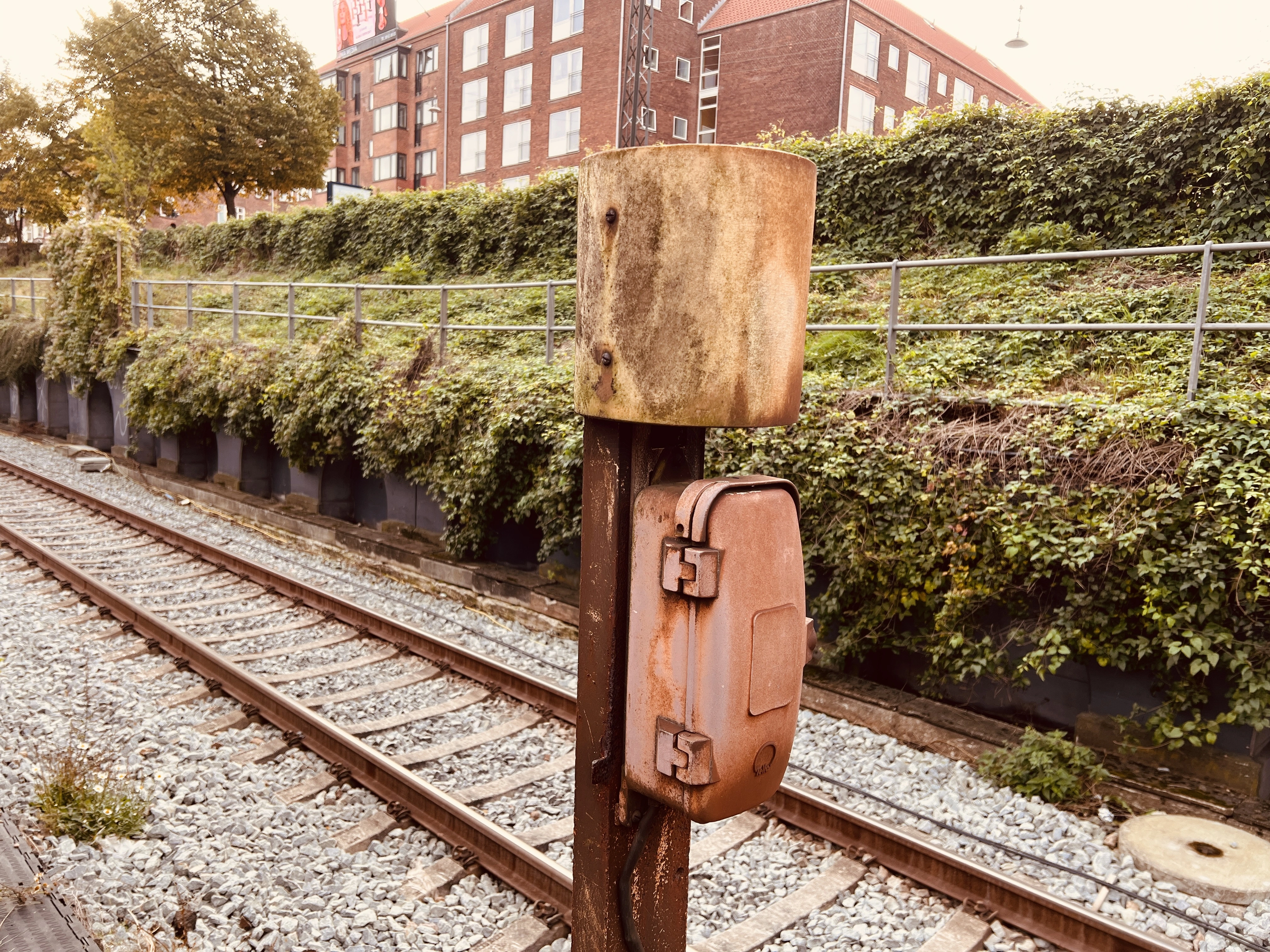 Billede af perrontelefon på Valby Station.