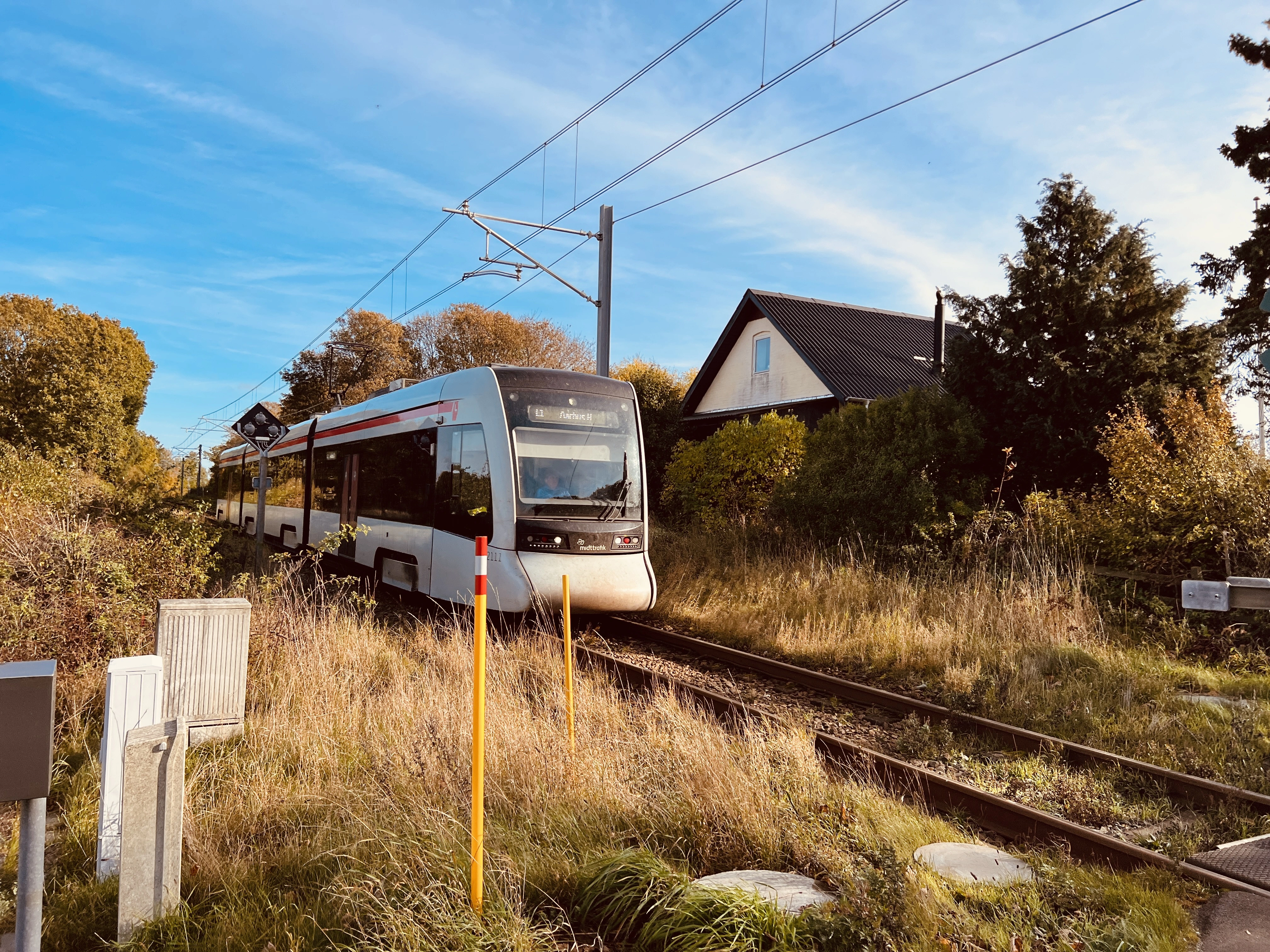 Billede af tog ud for Hallendrup Billetsalgssted.