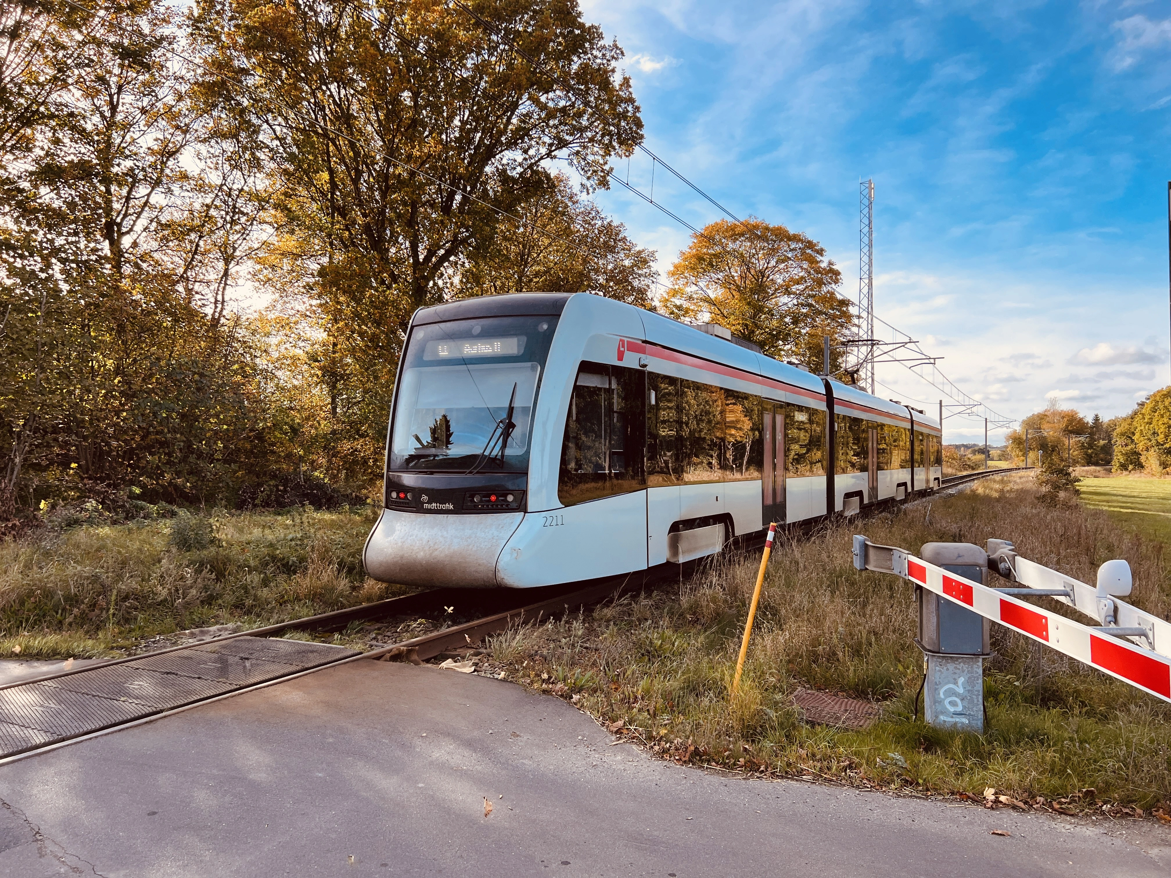 Billede af tog ud for Hallendrup Billetsalgssted.