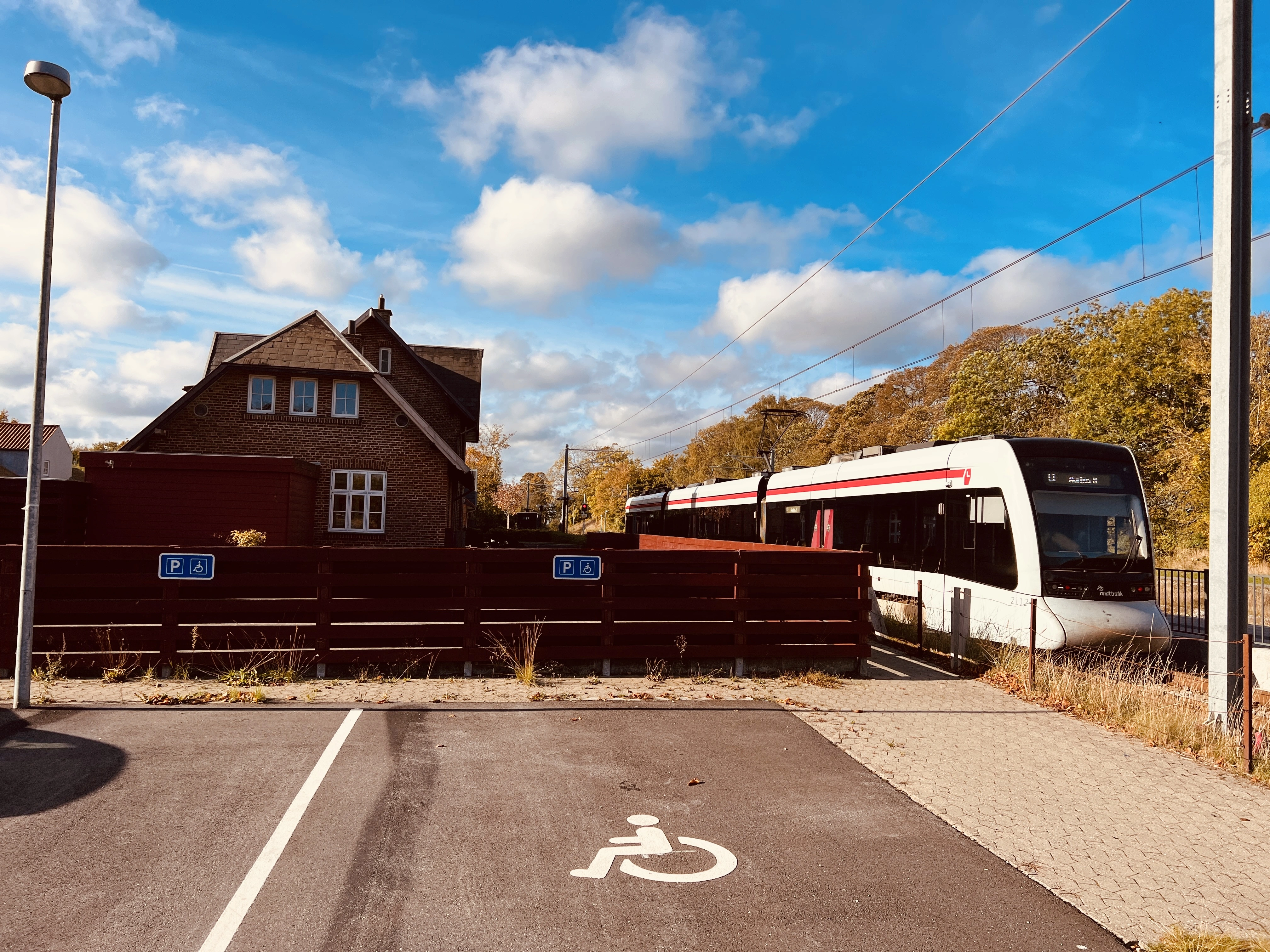 Billede af Aarhus Letbane togsæt 2112 fotograferet ud for Trustrup Letbanestation. Billede af Aarhus Letbane togsæt 2112 fotograferet ud for Trustrup Letbanestation.