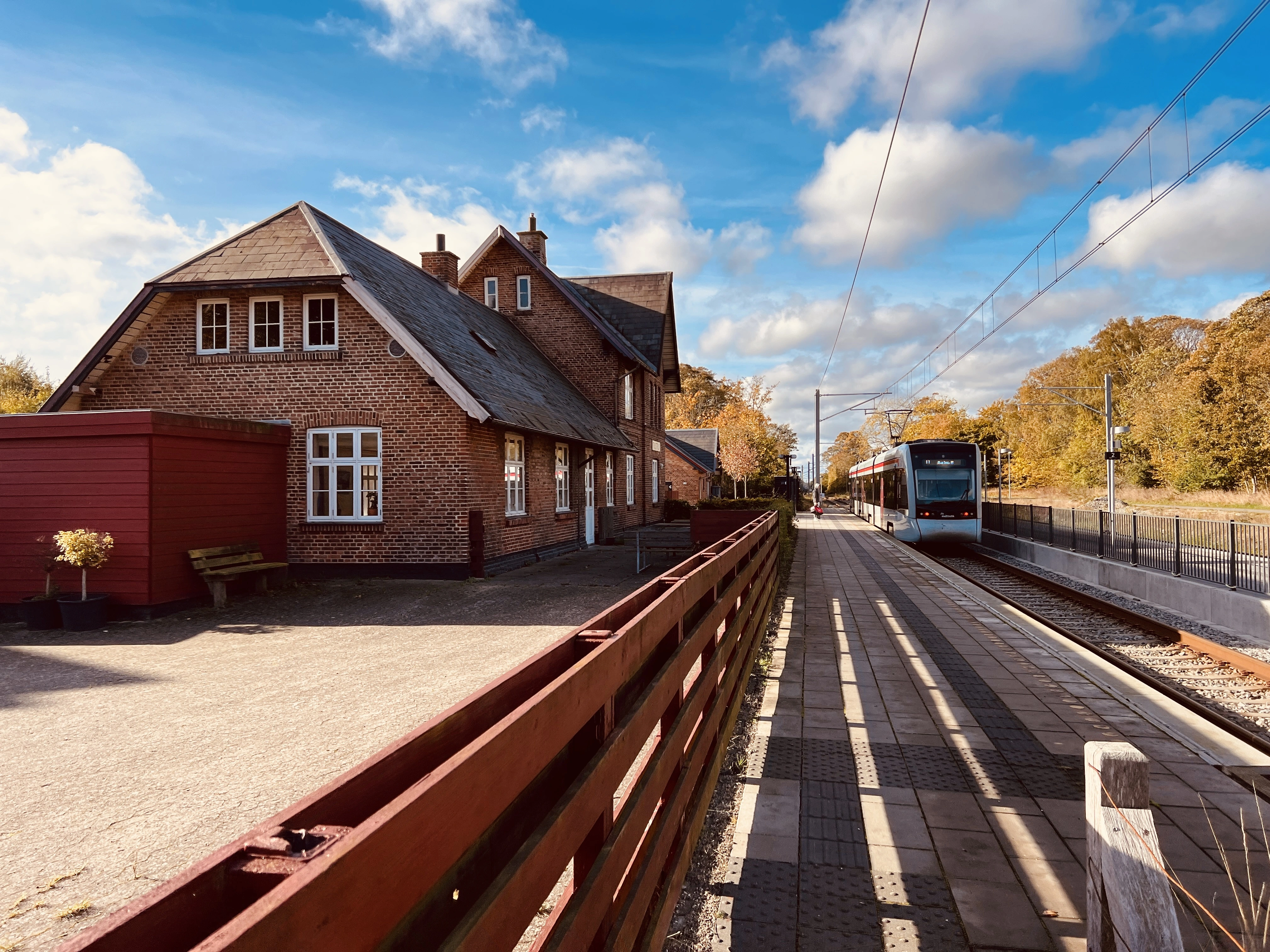 Billede af letbanetog ud for Trustrup Letbanestation.