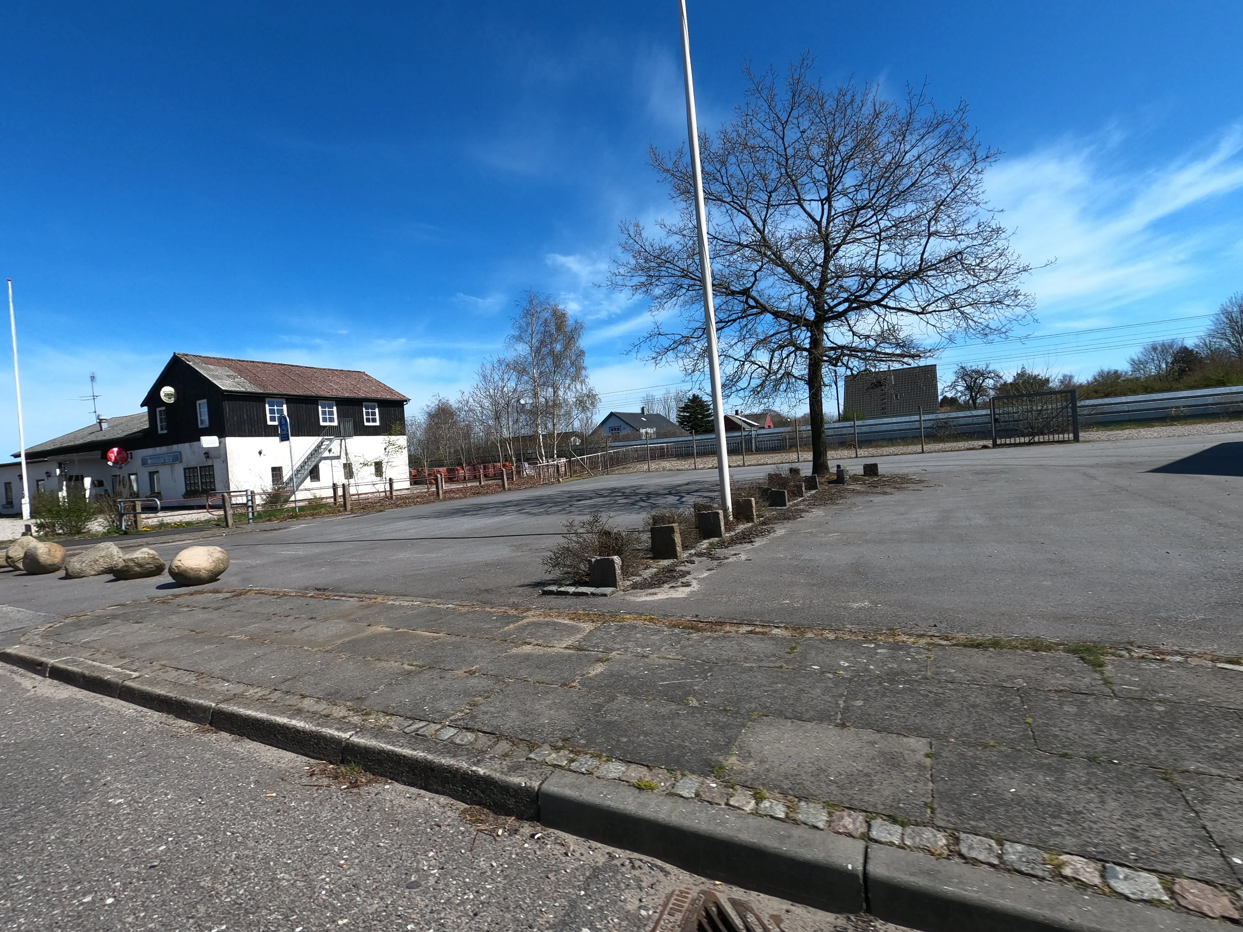 Billede af Hovslund Stationsby Trinbræt - Trinbræt er nedrevet, men Hovslund Stationsby Trinbræt har ligget her. Billede af Hovslund Stationsby Trinbræt - Trinbræt er nedrevet, men Hovslund Stationsby Trinbræt har ligget her.