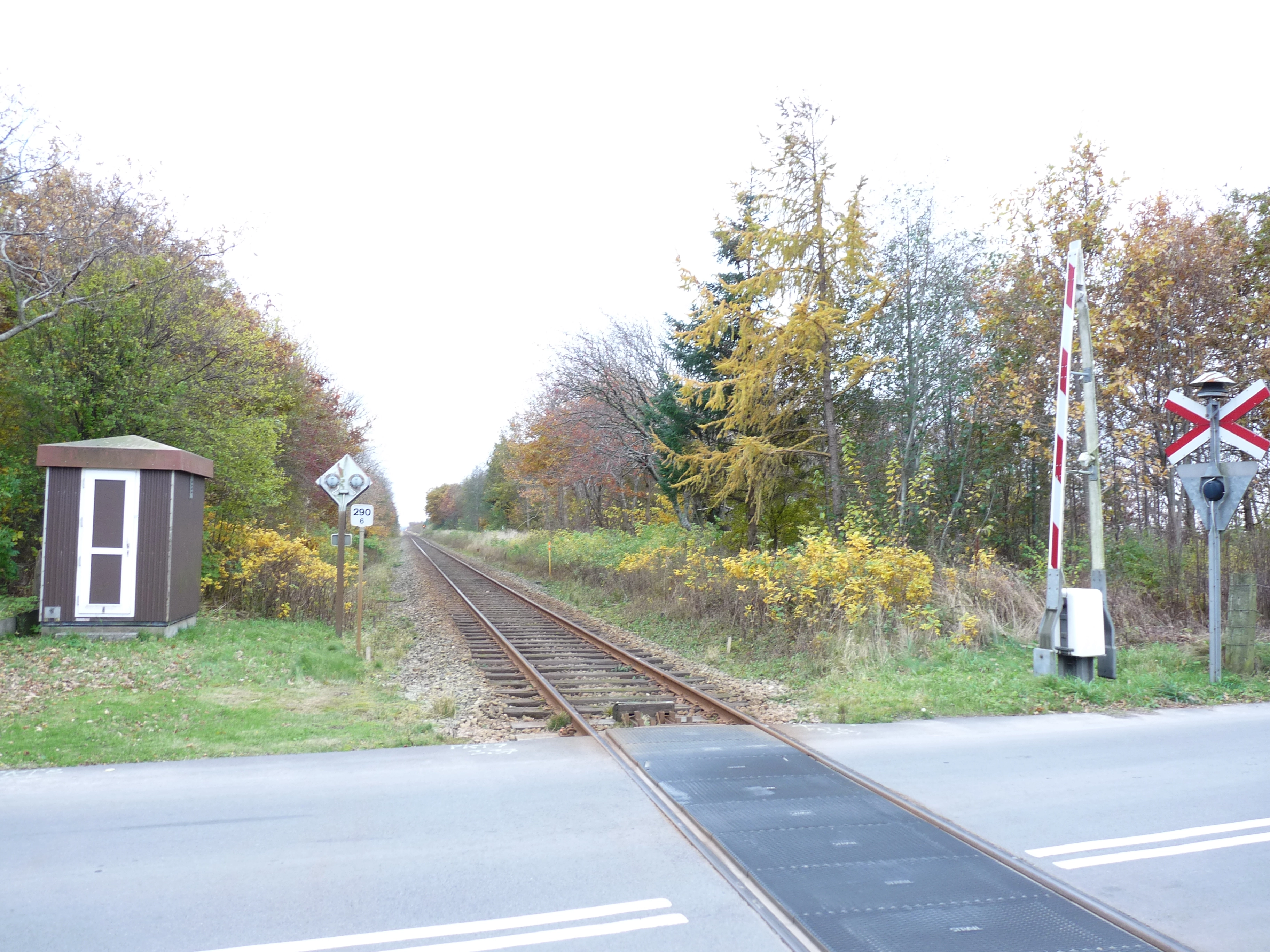 Billede af Hæstrup Station - Station er nedrevet, men Hæstrup Station har ligget her til højre for sporet. Billede af Hæstrup Station - Station er nedrevet, men Hæstrup Station har ligget her til højre for sporet.