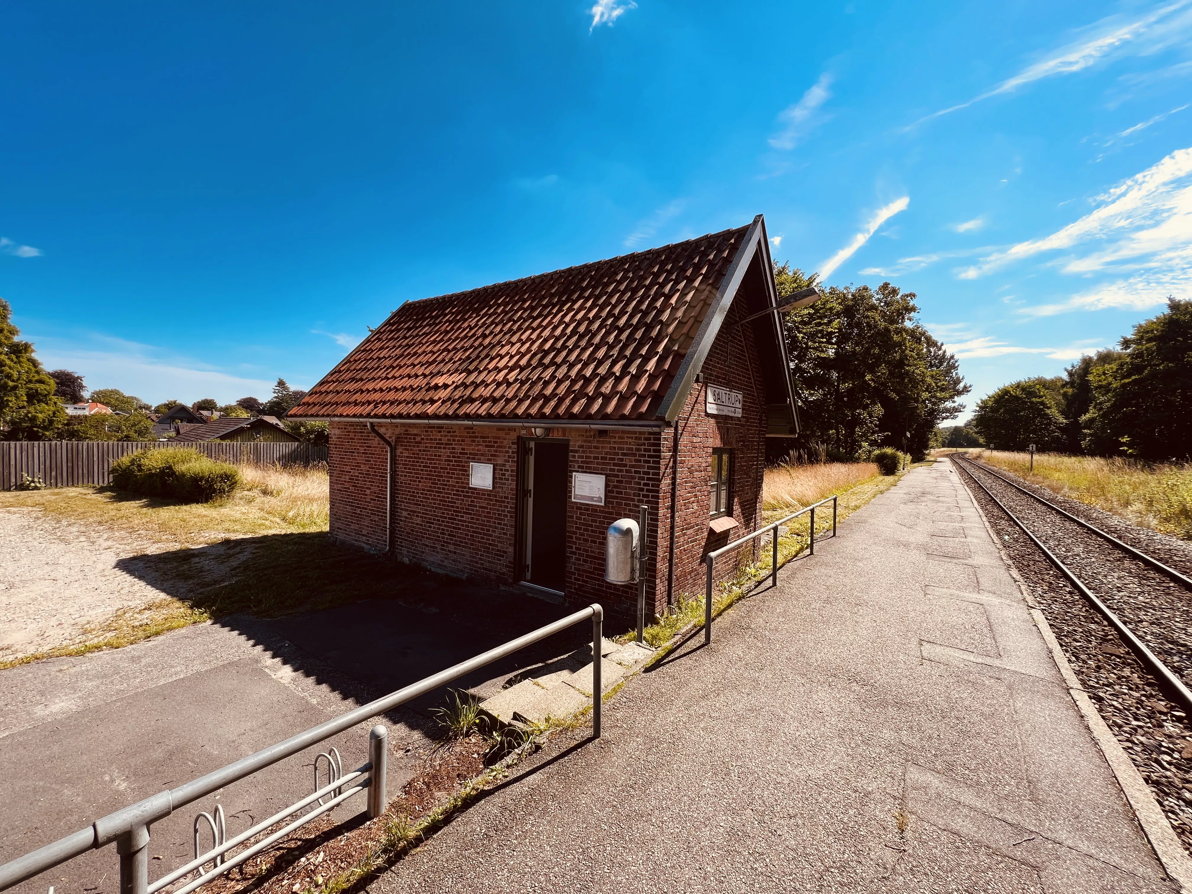 For den tidligere Saltrup Holdeplads med sidespor er stationsbygning nedrevet, men udhuset blev dengang bevaret og indrettet til venterum til brug for trinbrættet.