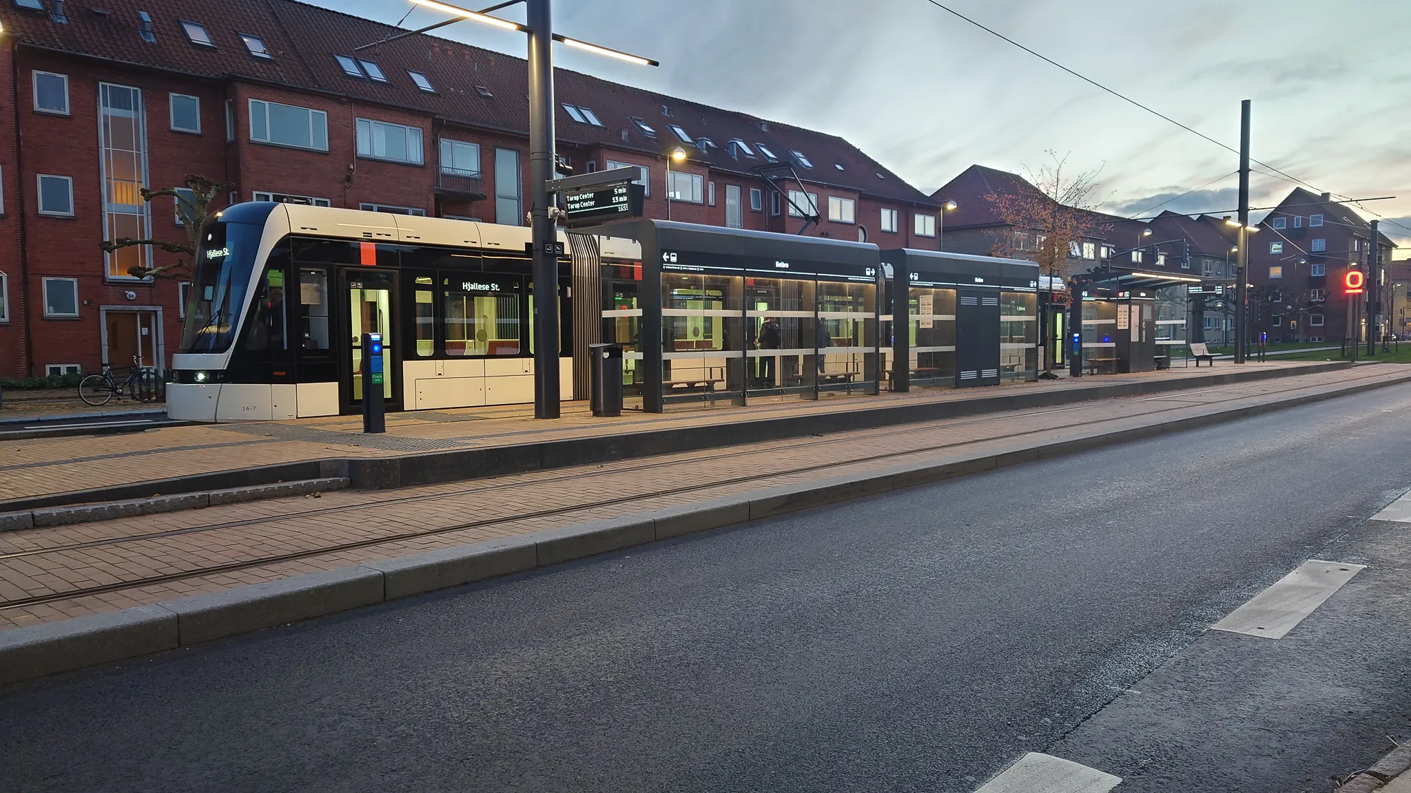 Billede af Odense Letbane togsæt 16 fotograferet ud for Bolbro Letbanestation. Billede af Odense Letbane togsæt 16 fotograferet ud for Bolbro Letbanestation.