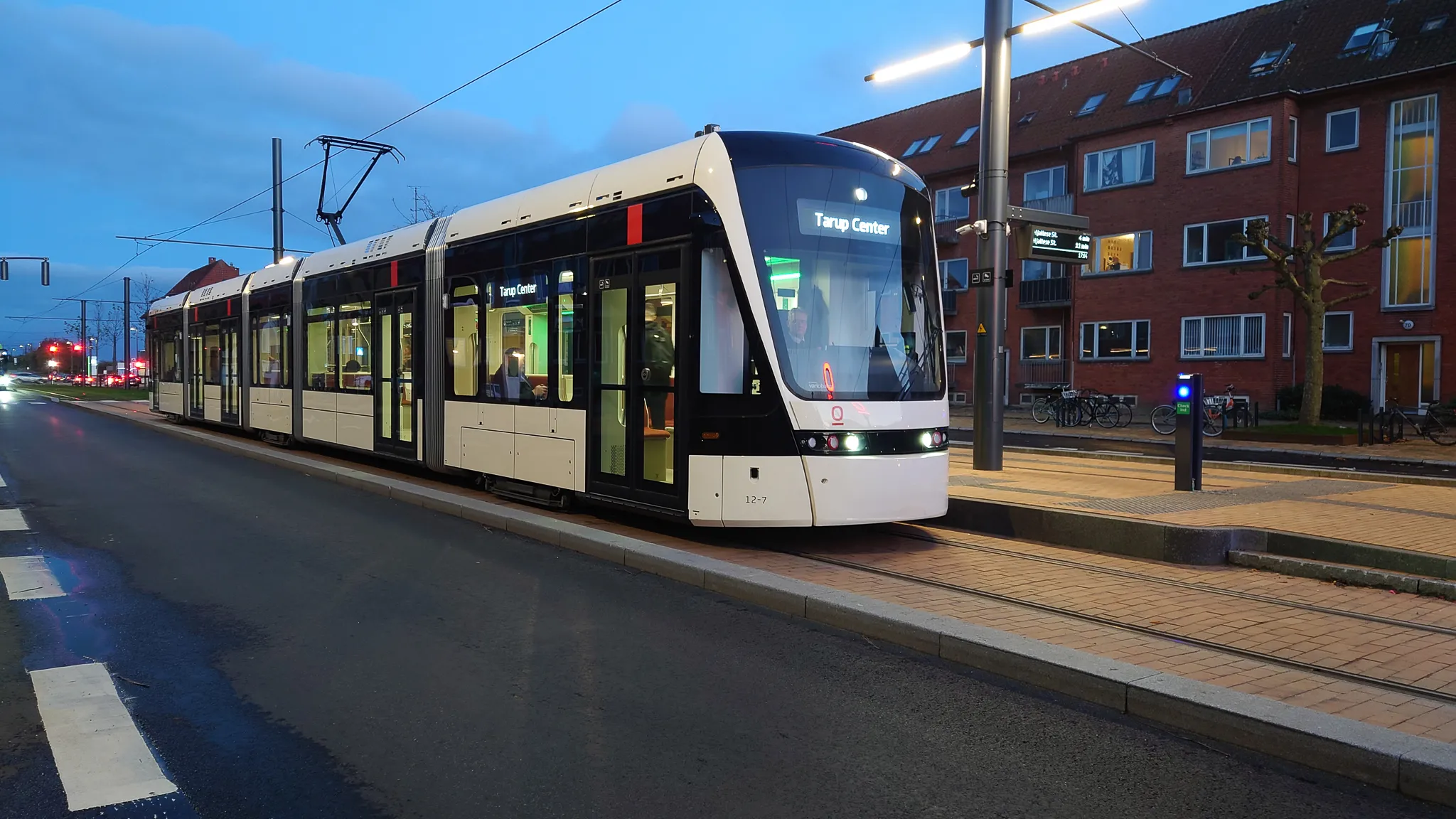 Billede af Odense Letbane togsæt 12 fotograferet ud for Bolbro Letbanestation. Billede af Odense Letbane togsæt 12 fotograferet ud for Bolbro Letbanestation.