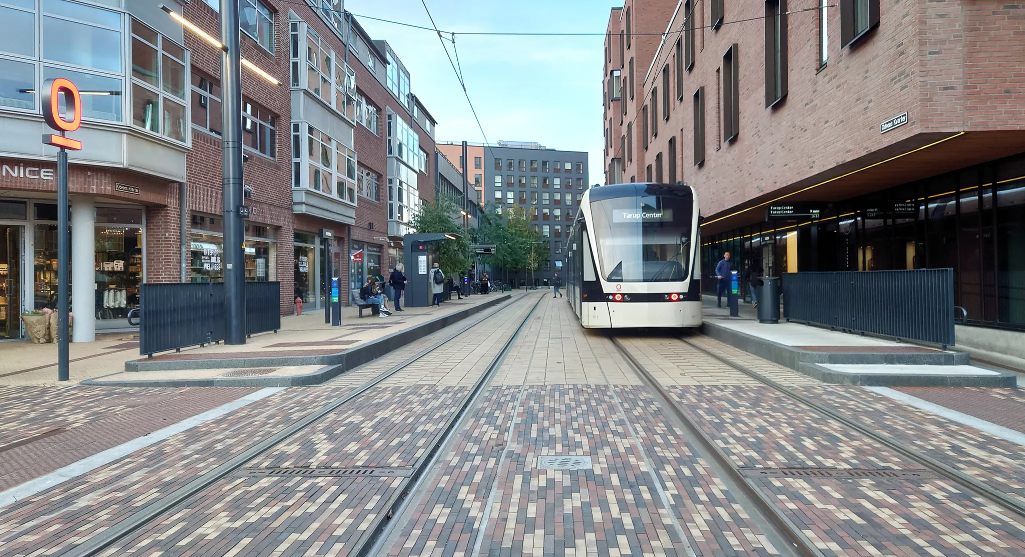 Billede af tog ud for Odeon Letbanestation. Billede af tog ud for Odeon Letbanestation.