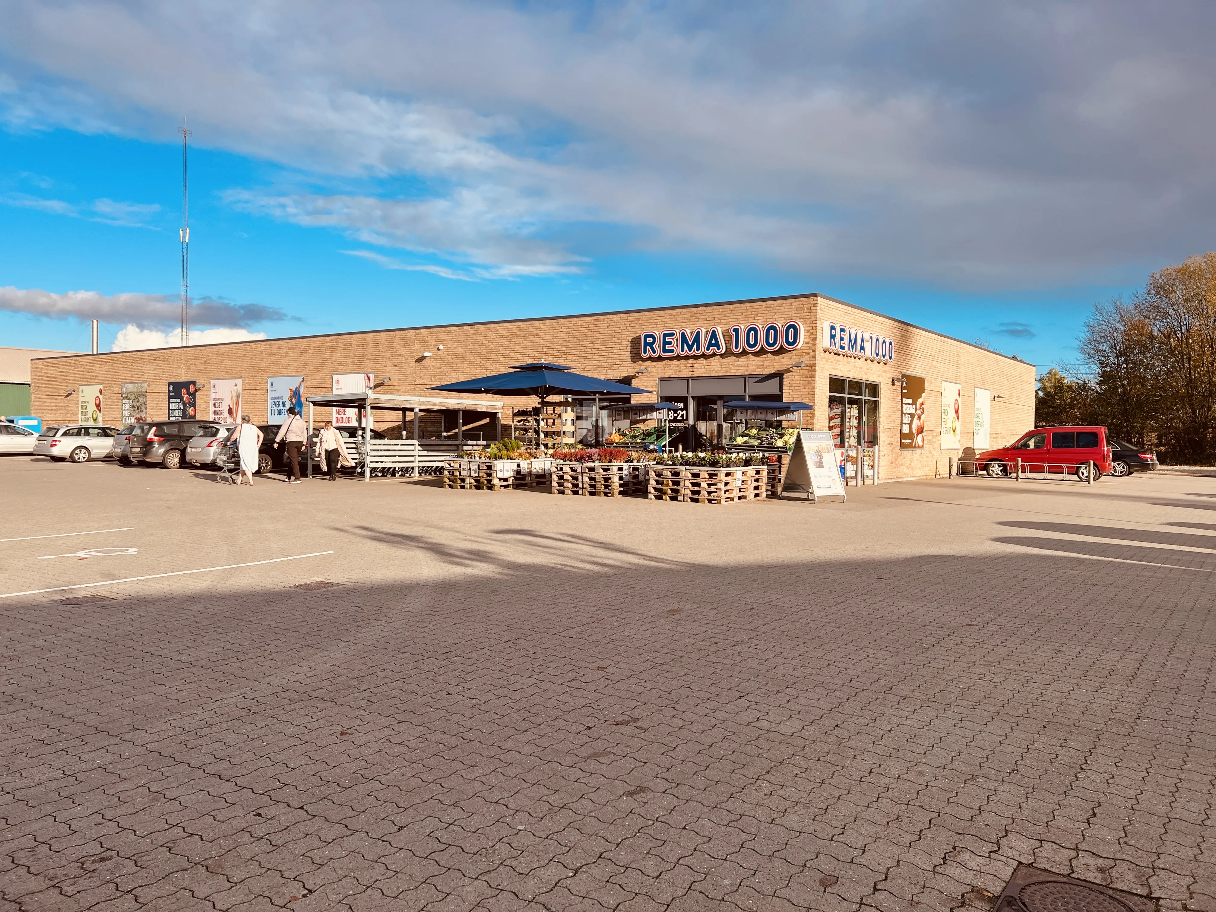 Billede af Vojens Amtsbanegård - Amtsbanegård er nedrevet, men Vojens Amtsbanegård har ligget her.