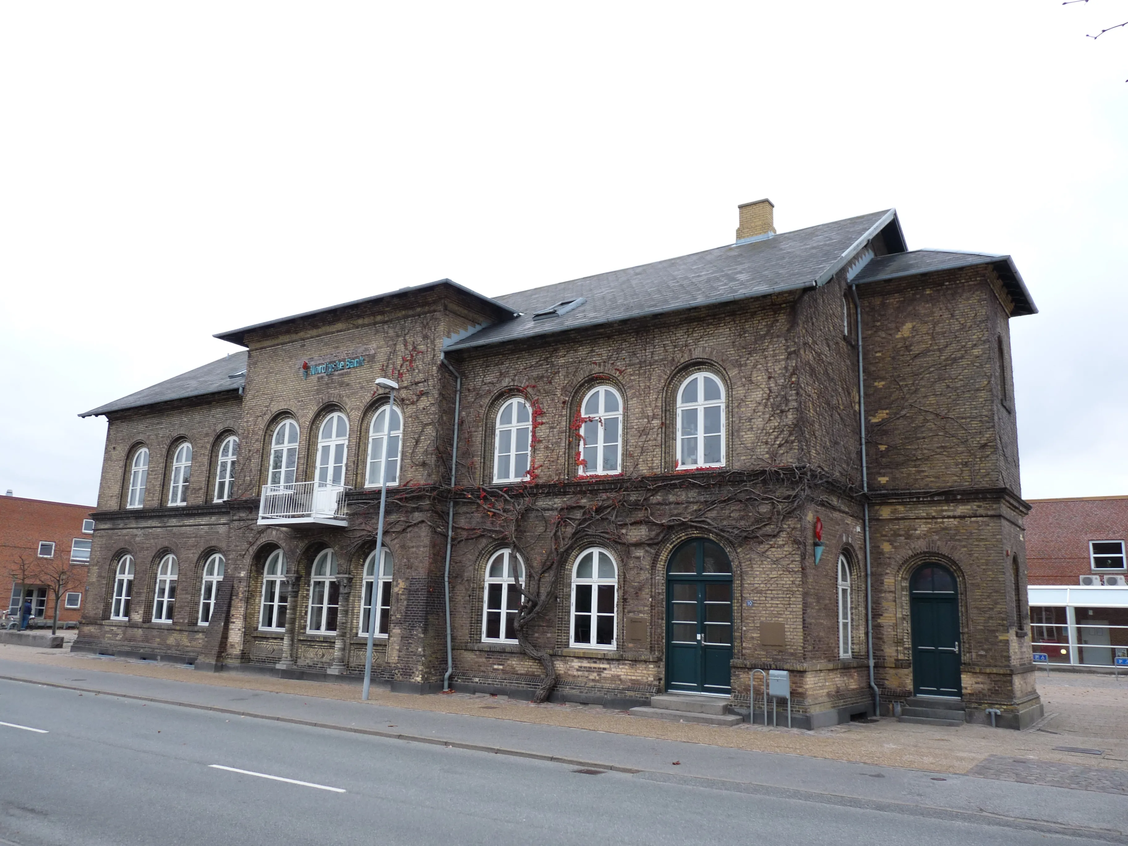 Billede af Frederikshavn Station er nedrevet og der er kun denne postbygning tilbage. Billede af Frederikshavn Station er nedrevet og der er kun denne postbygning tilbage.
