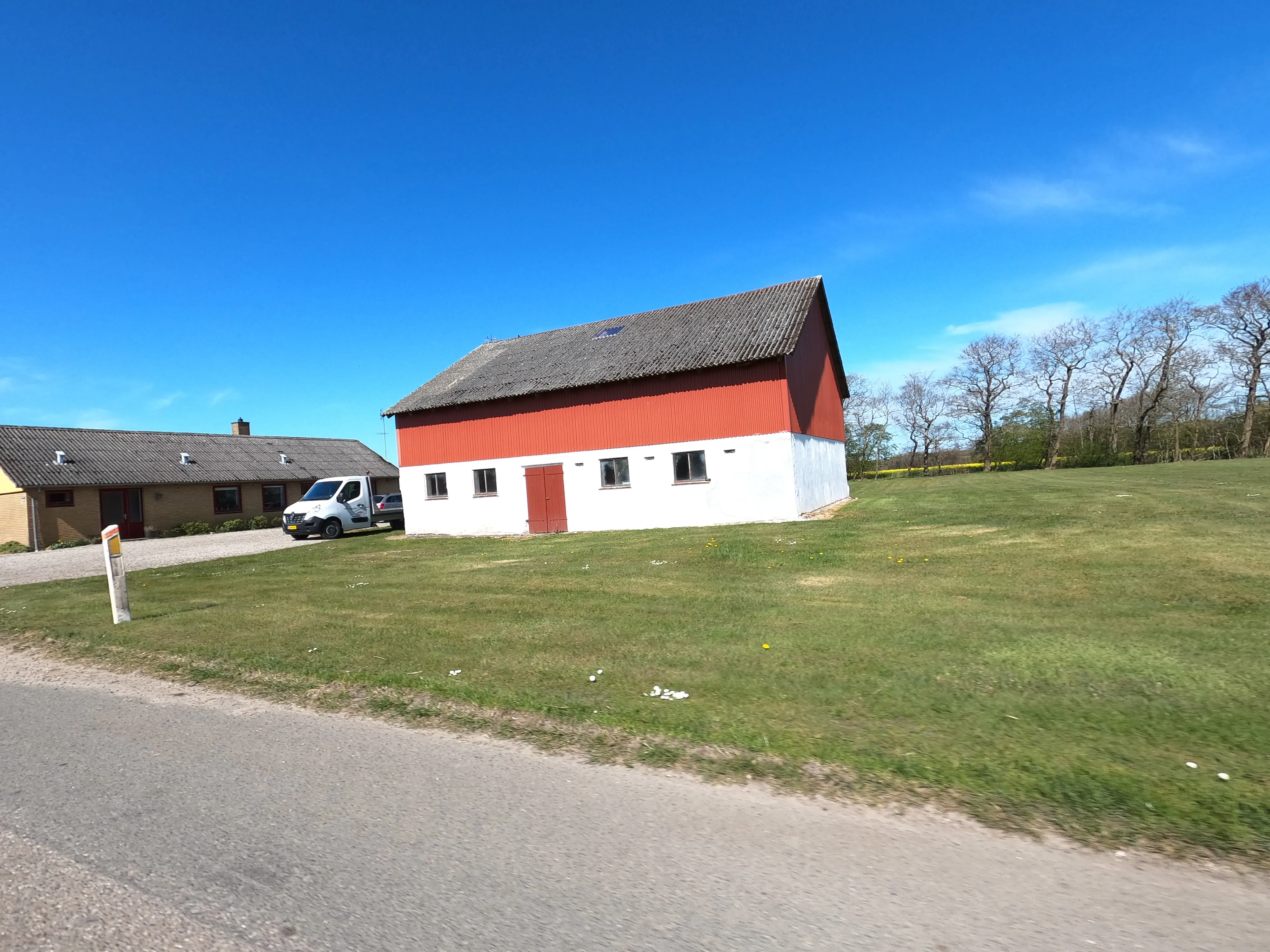 Billede af resten af den gamle lade ved Rugbjerg Stationskro - resten af bygningerne er nedrevet.