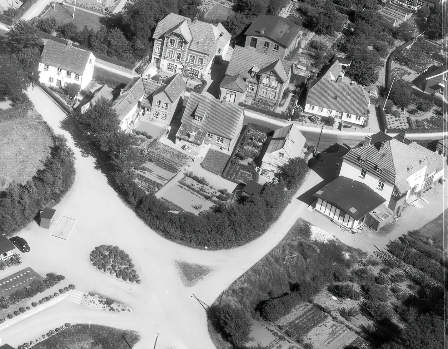 Billede af Broager Station - længst til højre i billedet.