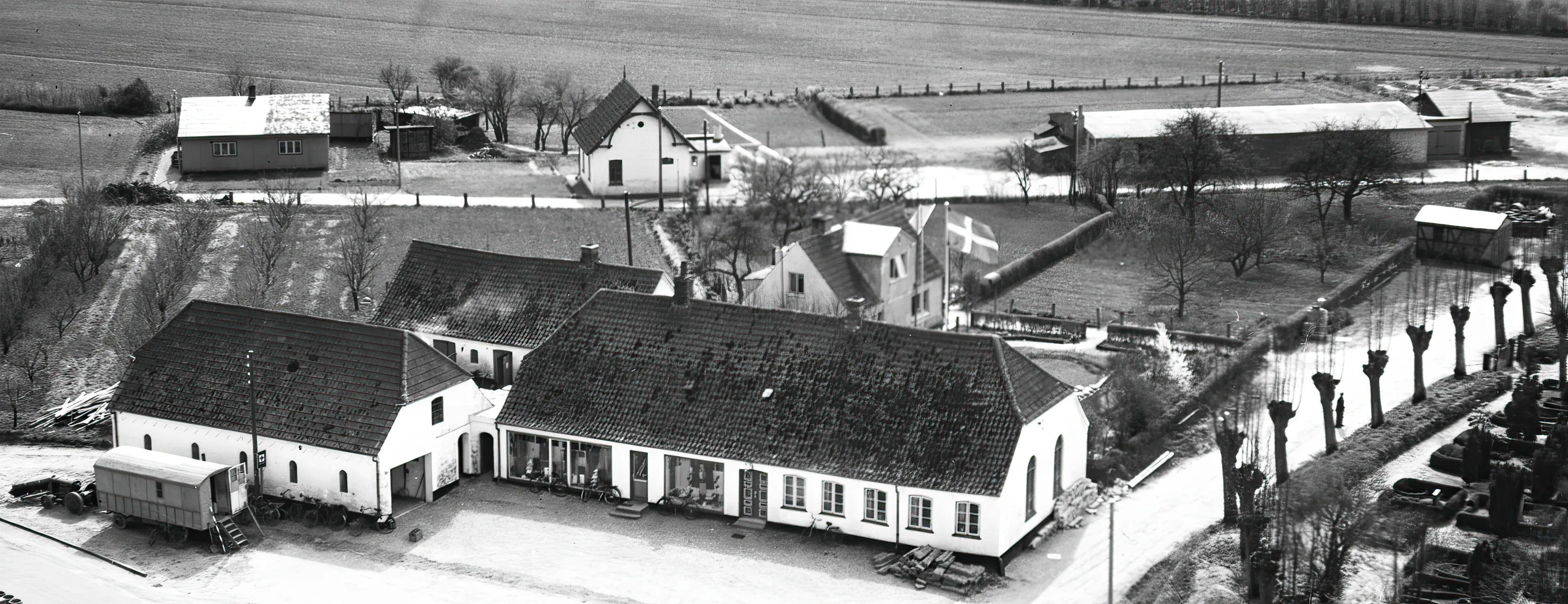 Billede af Øsby Station, som er placeret bagerst i billedet.