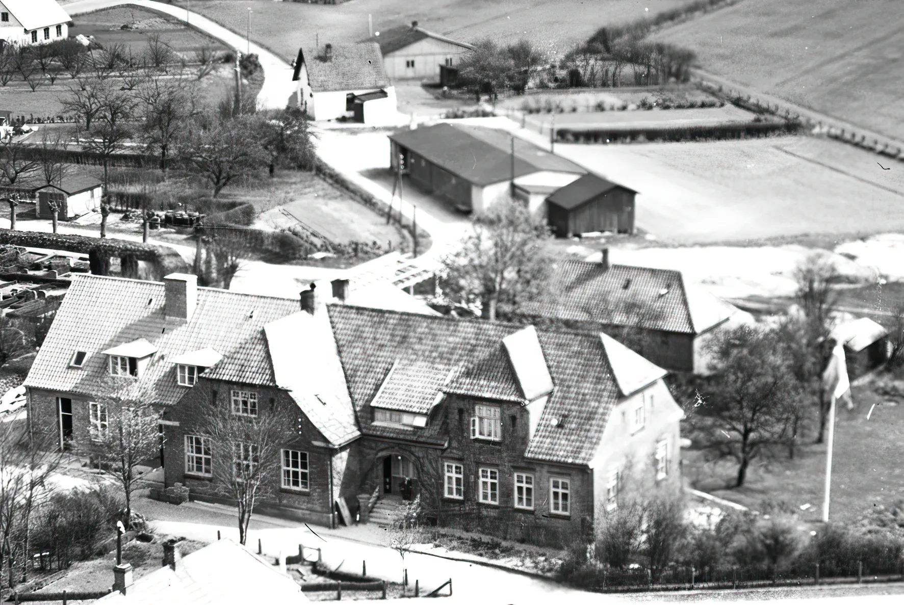 Billede af Øsby Station, som er placeret bagerst i billedet.