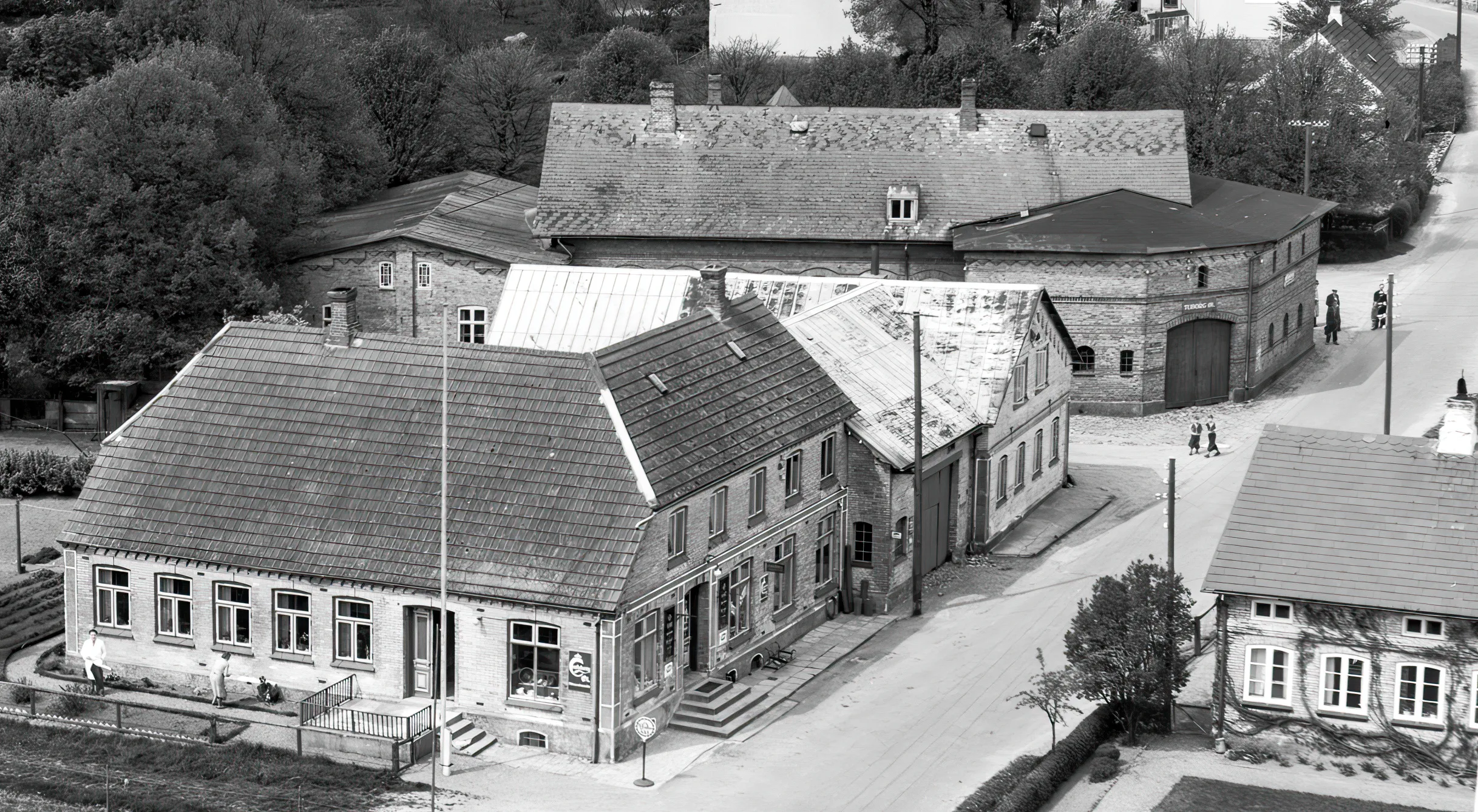 Billede af Lysabild Station - placeret bagerst i billedet. Billede af Lysabild Station - placeret bagerst i billedet.