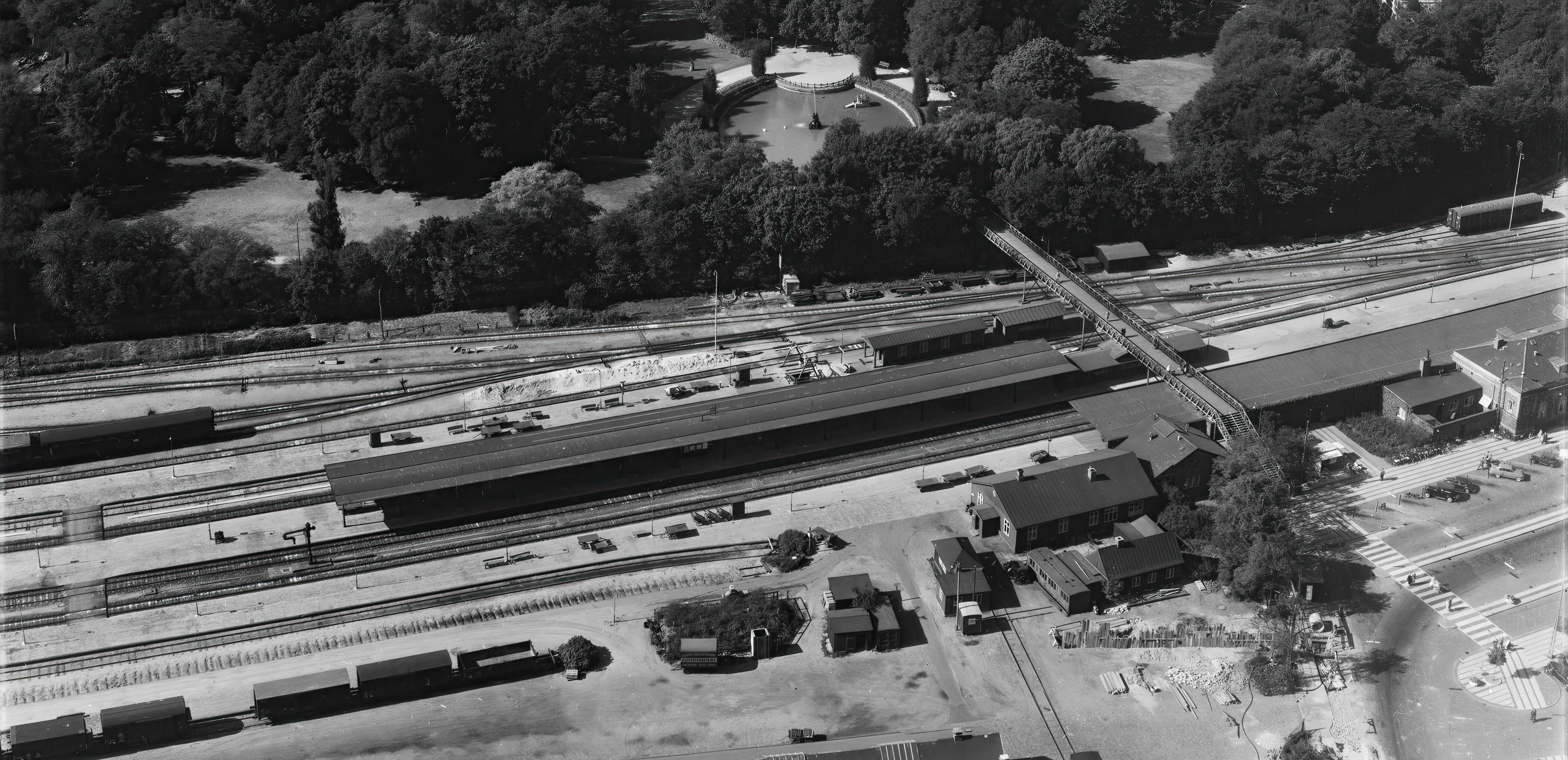 Billede af gangbroen over sporret ved Aalborg Station.