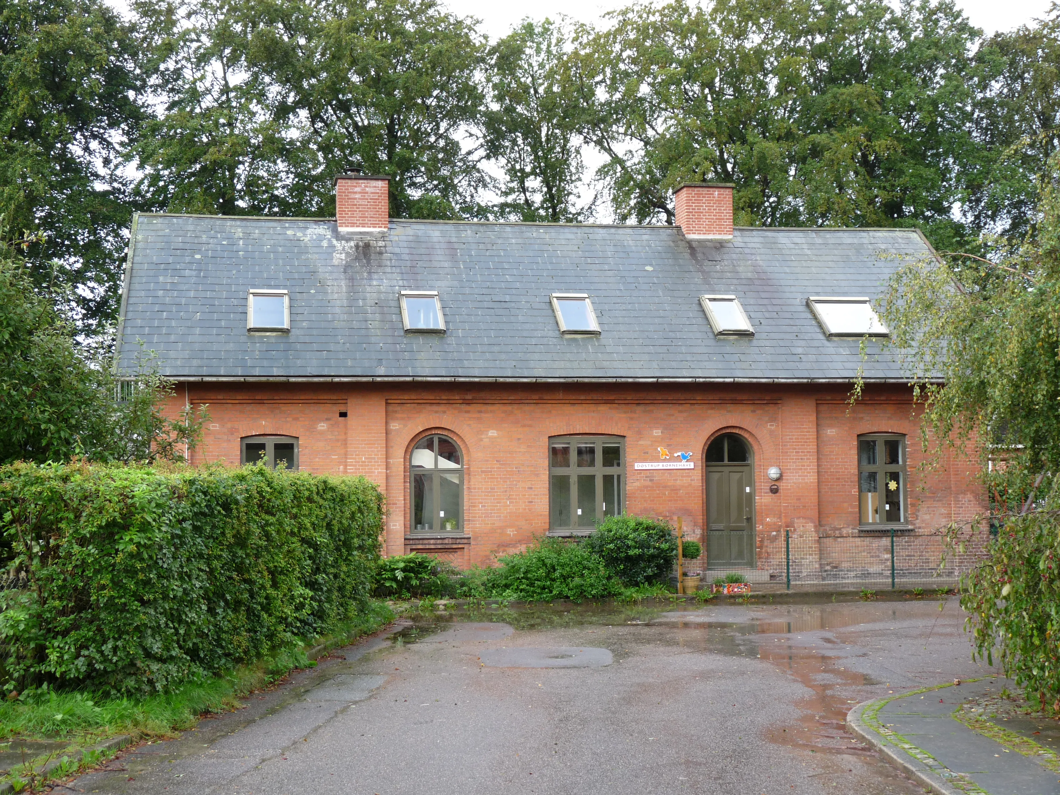 Billede af Døstrup (Himmerland) Station - Døstrup Station er i dag privat børnehave - her set fra vejsiden. Billede af Døstrup (Himmerland) Station - Døstrup Station er i dag privat børnehave - her set fra vejsiden.