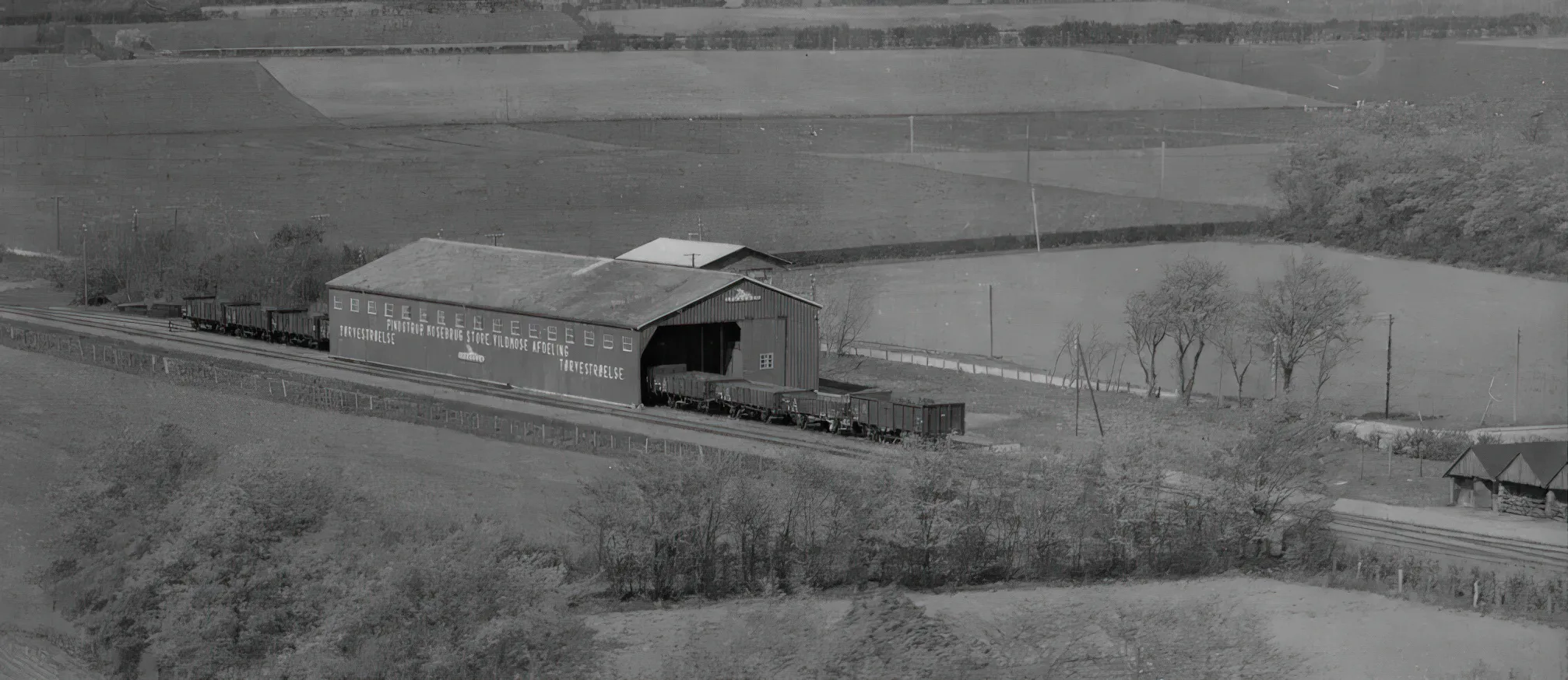 Billede af Pindstrup Mosebrugs varehus ved Sulsted Station.